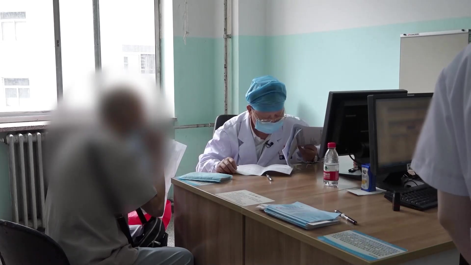 湿热瘀阻兼肝阳上亢：95岁男性下肢深静脉血栓伴眩晕的中药辨治