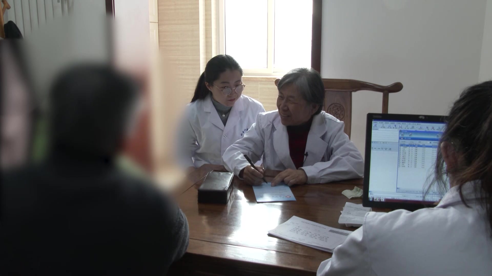 寒湿痹阻：54岁女性腰痛20年伴腿沉手麻的温经散寒调治