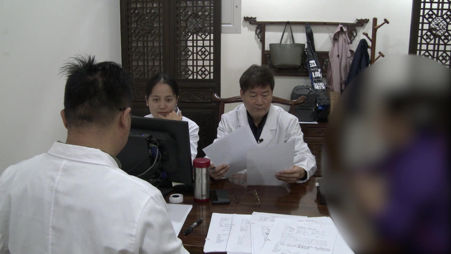 肝肾亏虚瘀血内阻：42岁女性头痛手麻月经后期的活血调经法