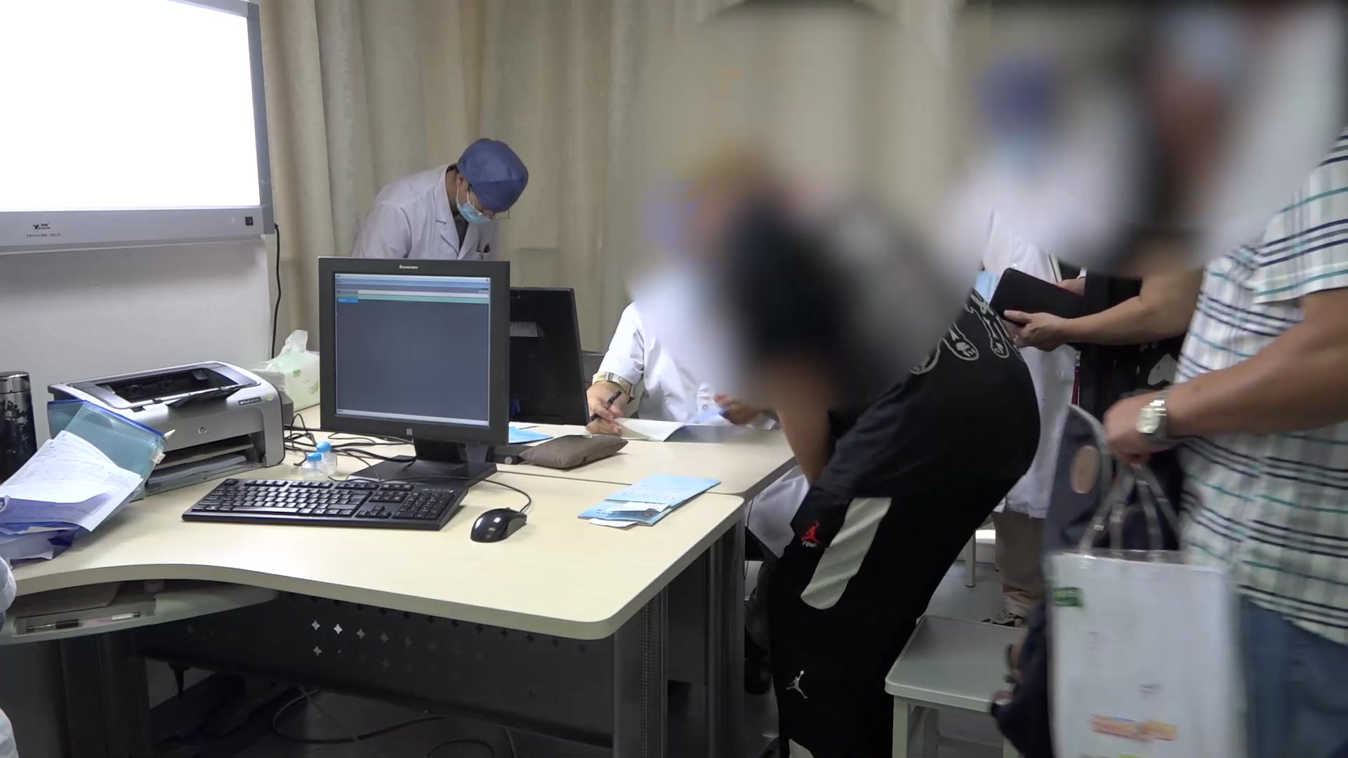 气滞血瘀证：21岁男性股骨头坏死术后膝痛的外用中药与拨筋手法