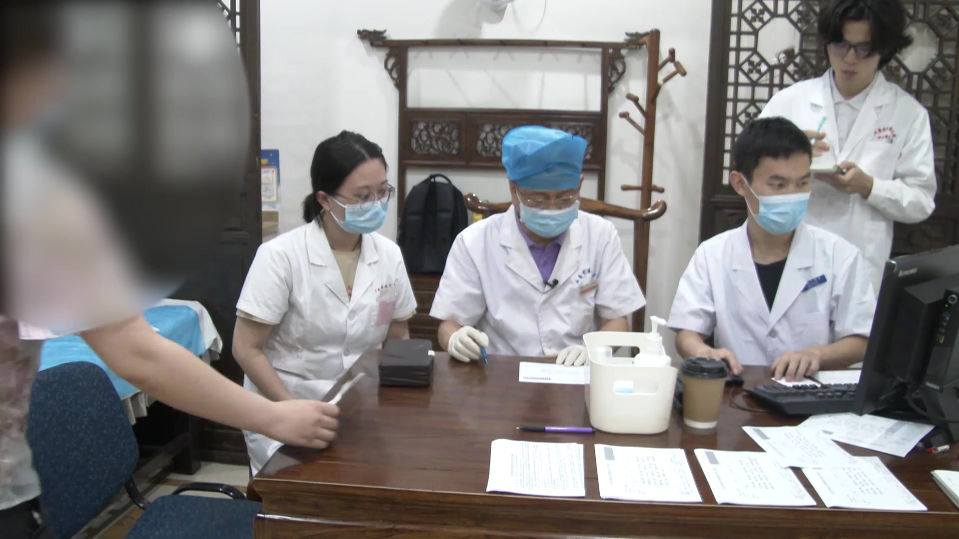 肝郁痰凝脾虚：37岁郁病女性肩痛伴皮疹的理气化痰健脾法调治