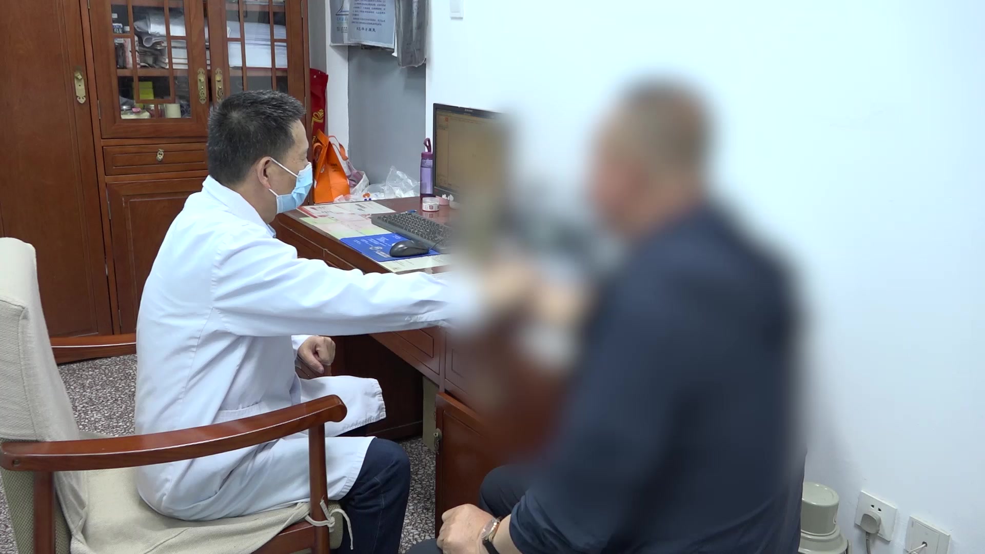 痛痹：60岁男性颈肩僵硬疼痛的针刀拔罐治疗