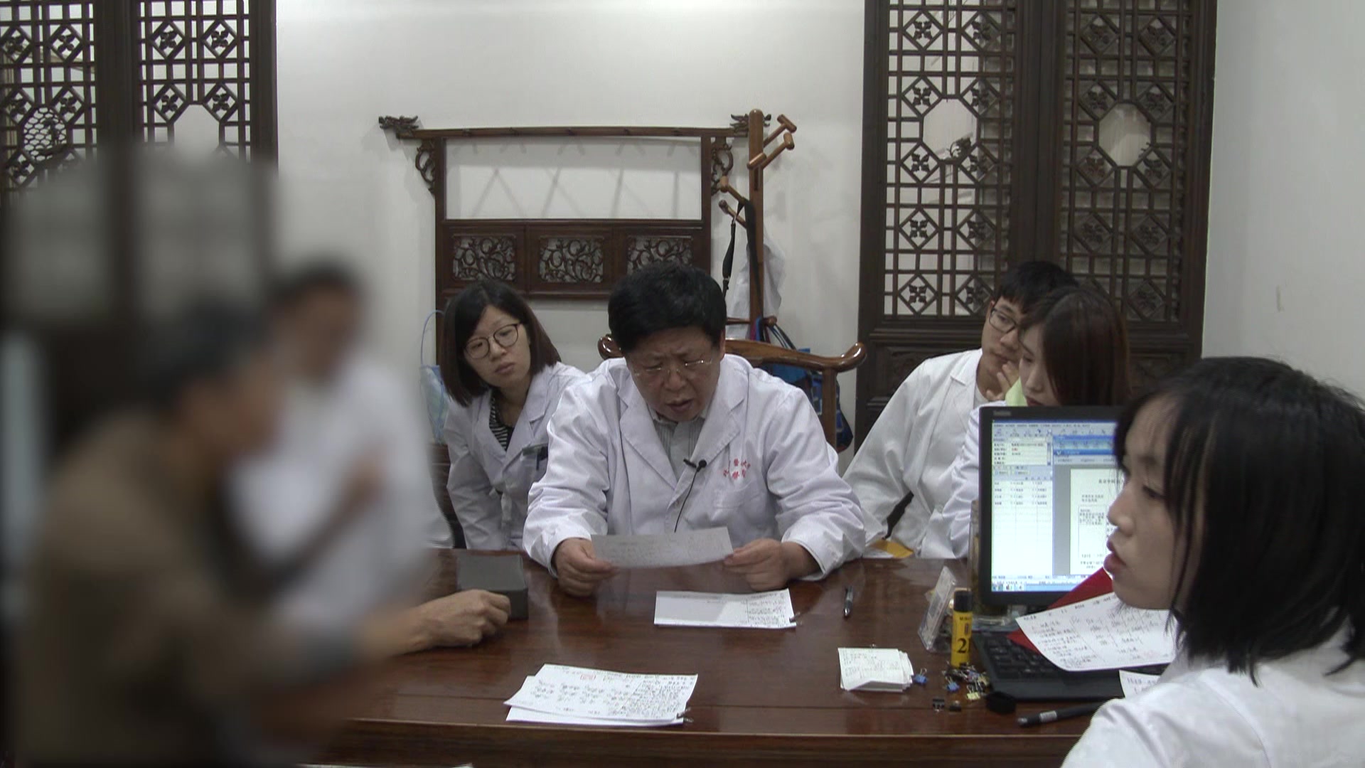 脾虚湿蕴肠道湿热：62岁男性胃痛下利脓血的健脾清肠理气法