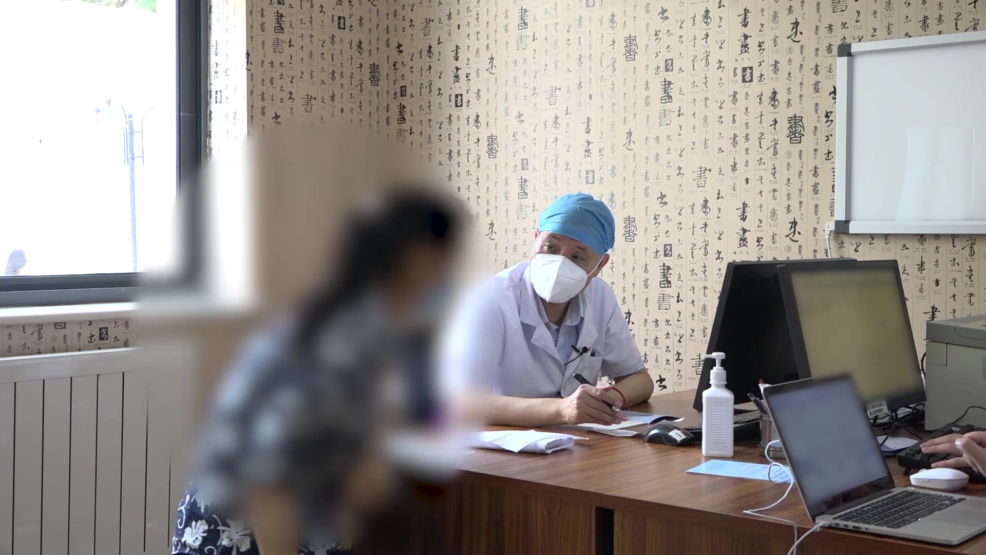 阴虚火旺，上热下寒：36岁女性眼干涩头痘漏尿的综合调治