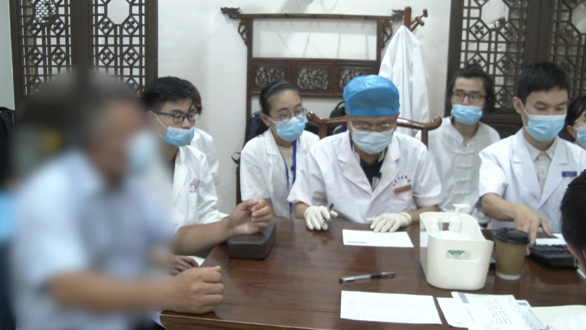 阴虚火旺夹湿：42岁男性睡眠燥热手足心热之滋阴降火利湿法