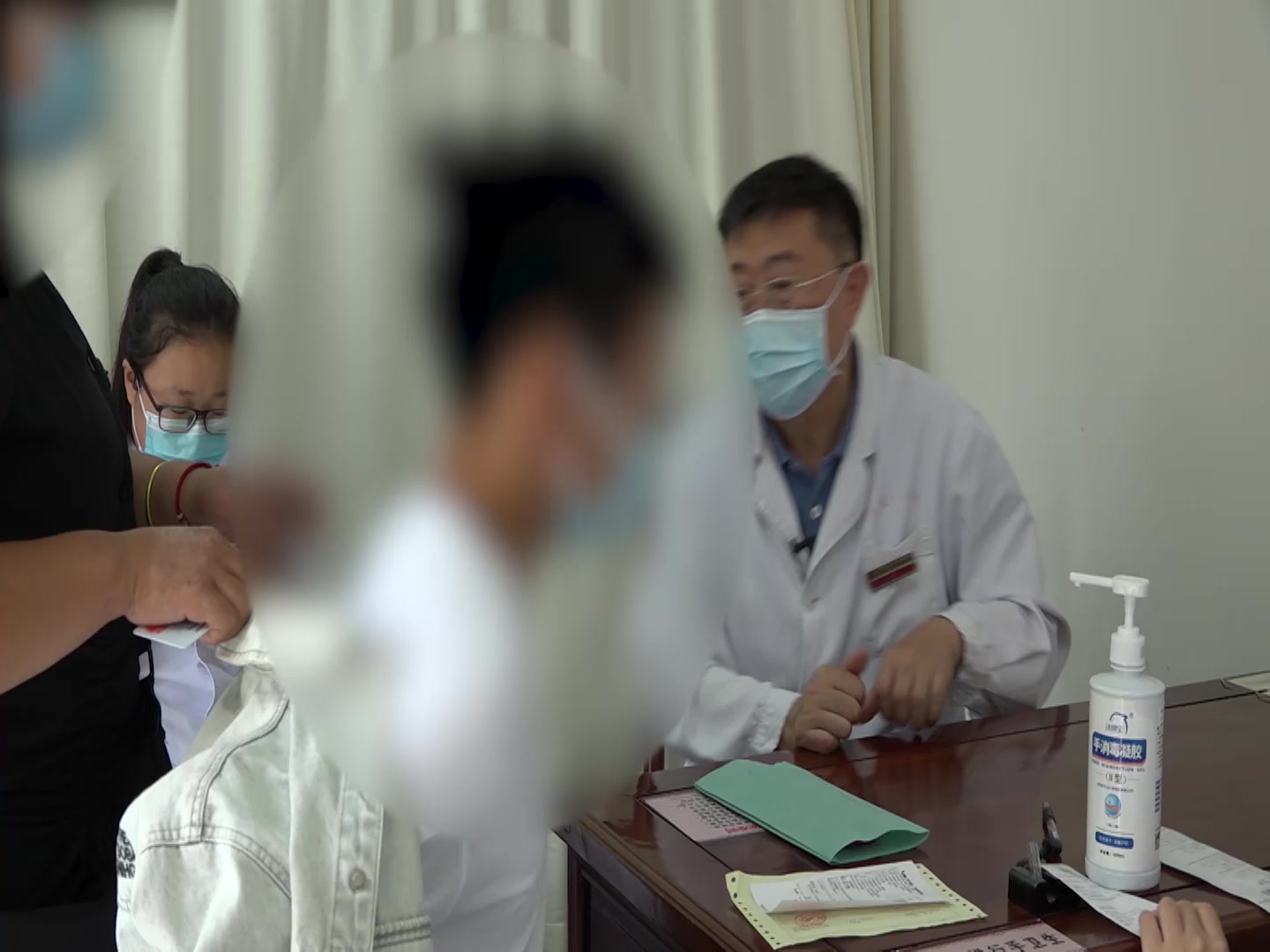 湿热蕴肤证：14岁少年暑期颈生汗斑，内服芩栀苦参丸外涂联苯苄唑