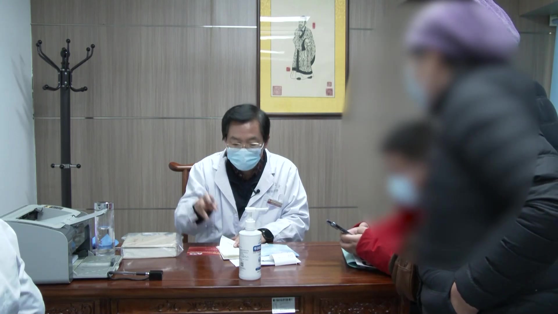 脾虚湿盛湿热内蕴：48岁男性肾结石排石后舌胖苔白腻的健脾化湿法