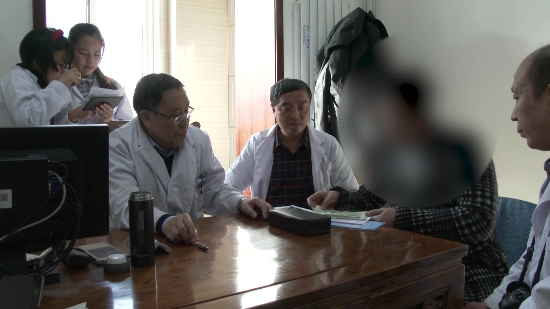 脾气虚，湿浊下注：22岁男性尿滴白的补中益气升清利湿法