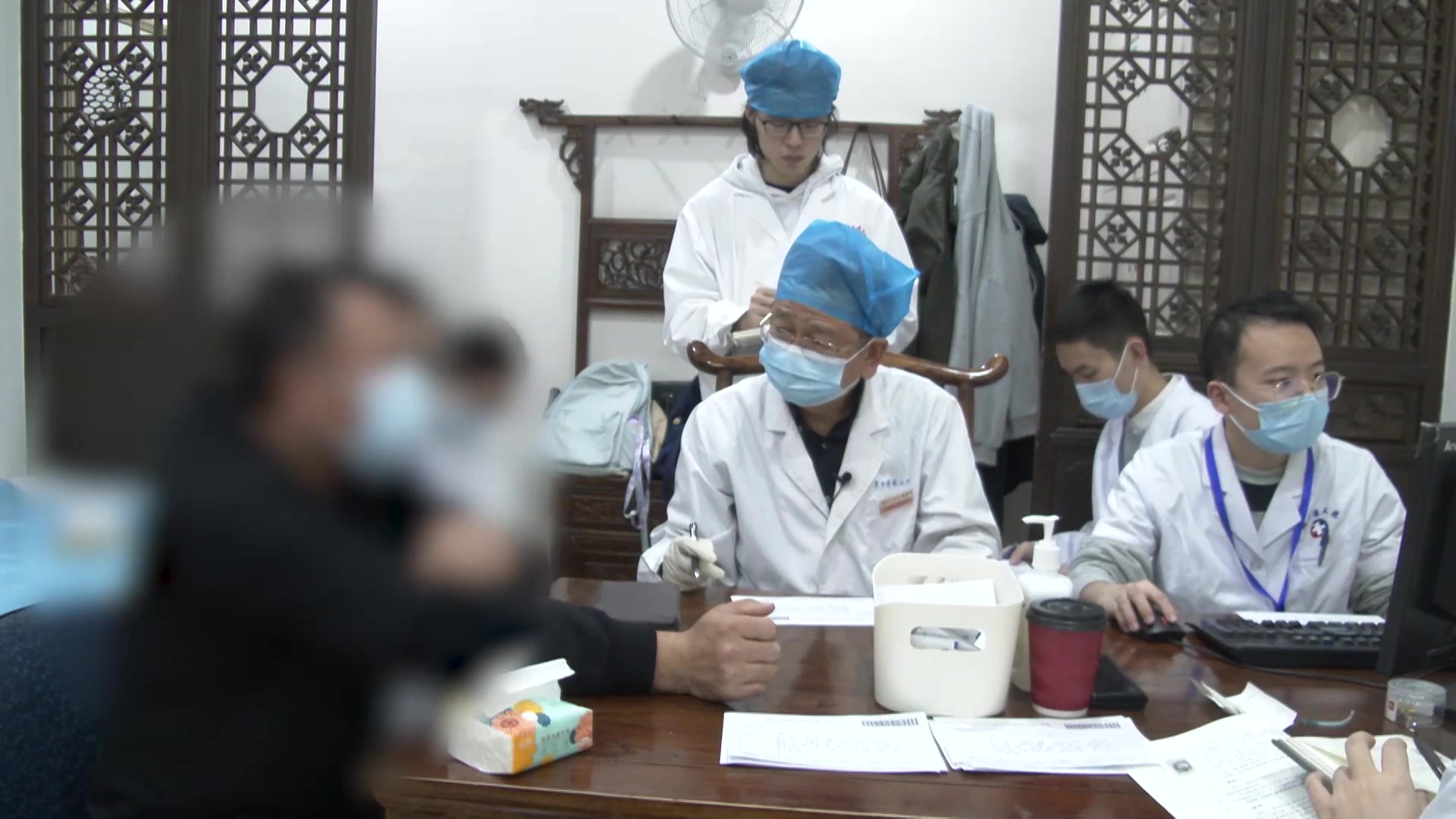 阴虚火旺阴损及阳：42岁男性手脚心热失眠的滋阴降火佐以温阳法