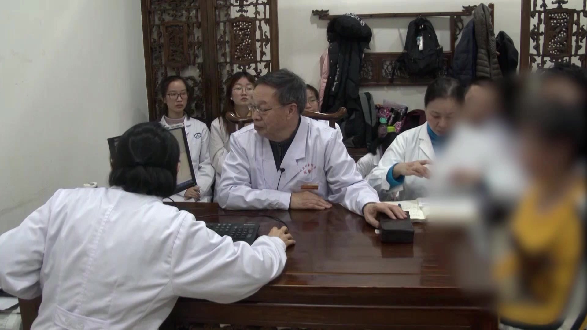 胃热脾虚肝胃不和：22岁女性易饥多食、失眠腹泻的疏肝和胃温清法