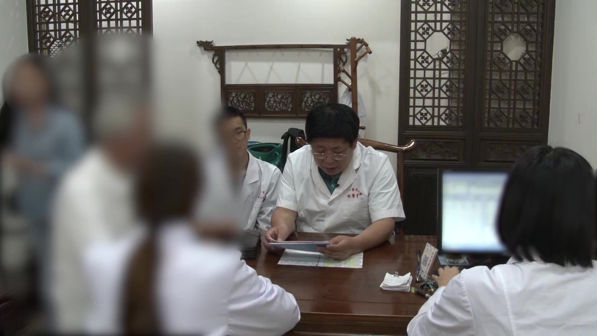 寒热错杂：73岁男性胃痞腹胀舌痛的半夏泻心汤加减治疗