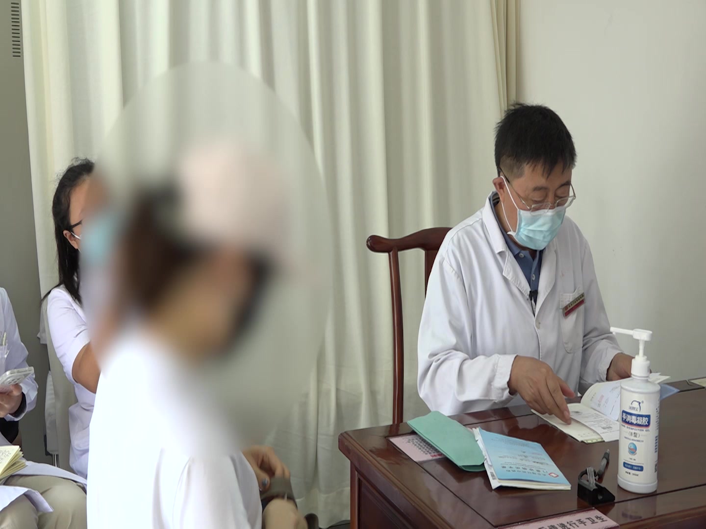 湿热蕴肤证：40岁女性面部皮炎反复发作的清热利湿凉血法