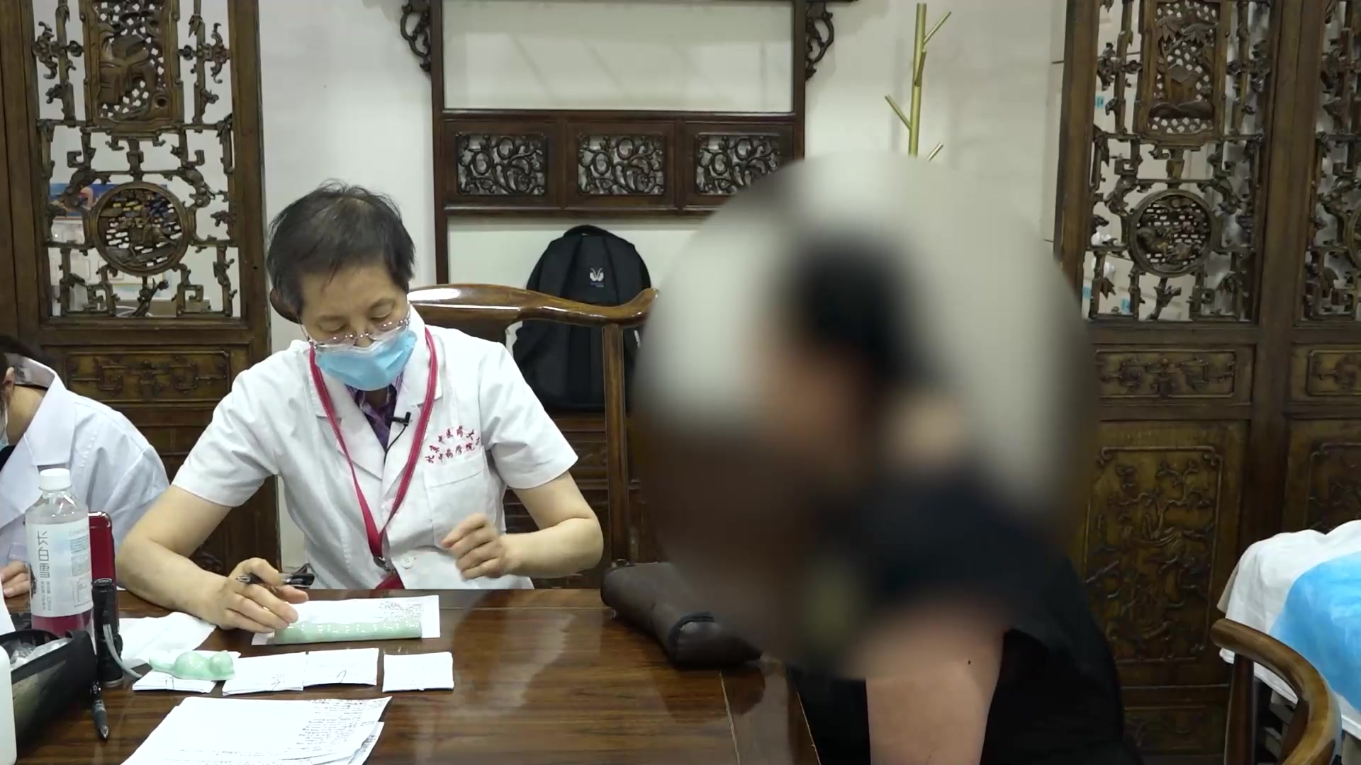 系统性红斑狼疮激素性肥胖：33岁患者失眠肠胀气的中医减负调理
