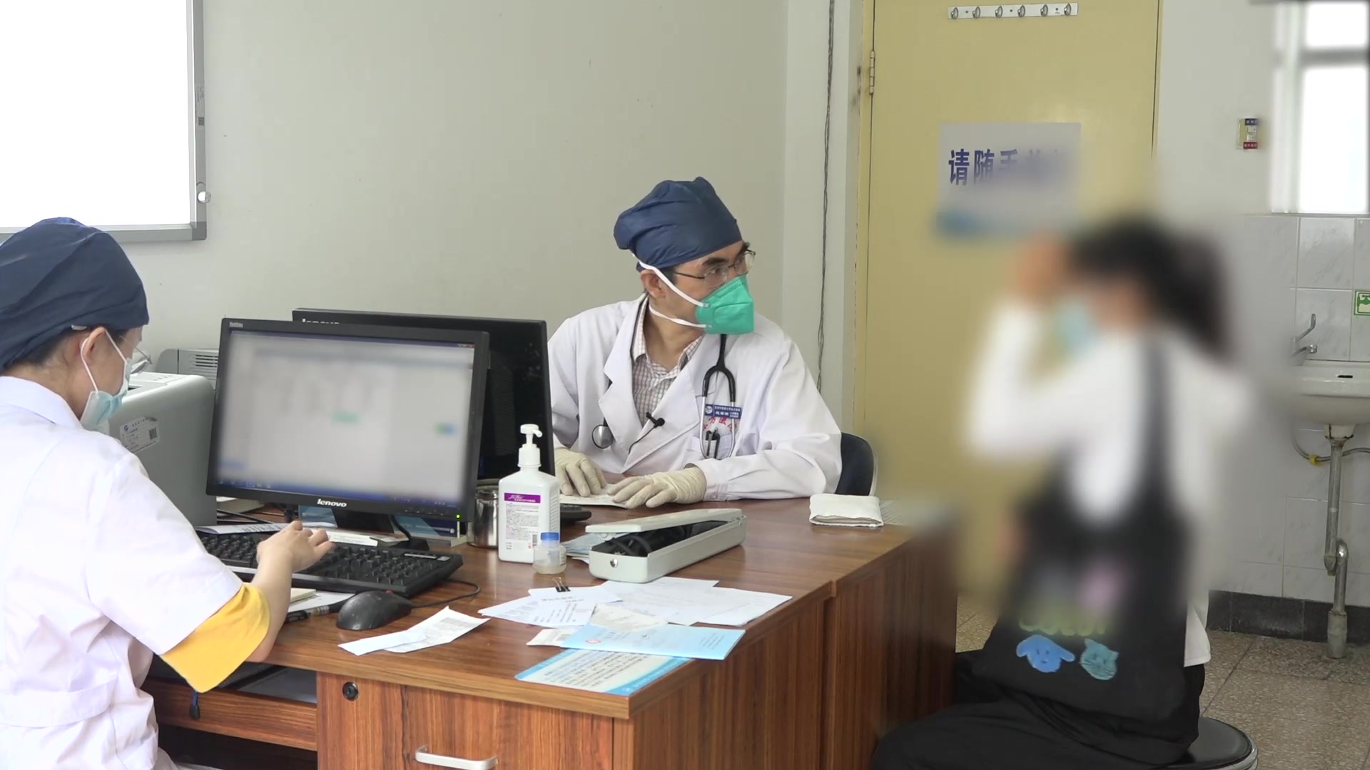 痰浊上蒙、气机阻滞：50岁女性头痛伴脘腹胀满打嗝的芳香化湿理气法