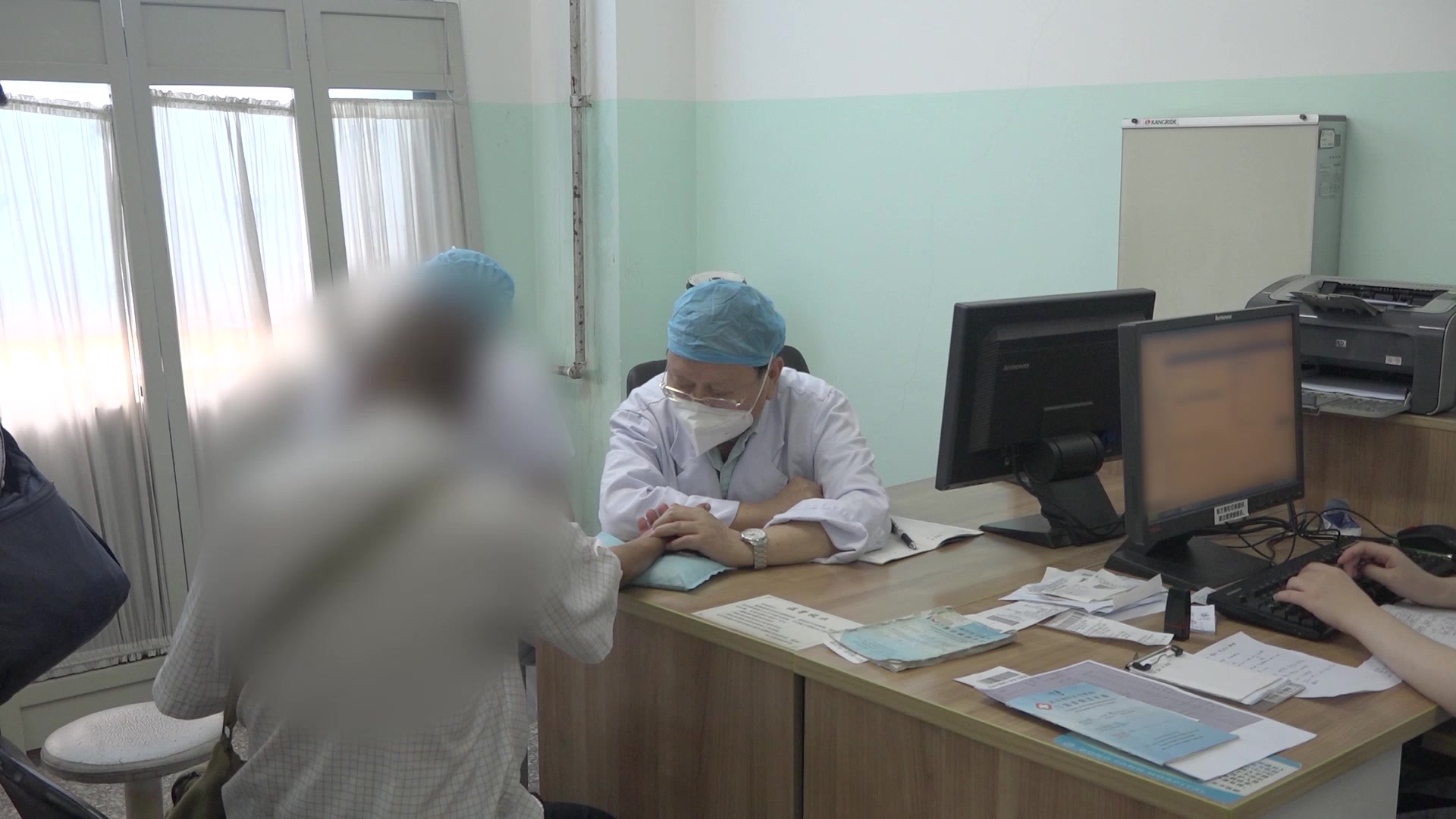 气虚血瘀湿热互结，肝肾不足：70岁男性下肢血栓性静脉炎抽筋怕冷的益气活血清热利湿法