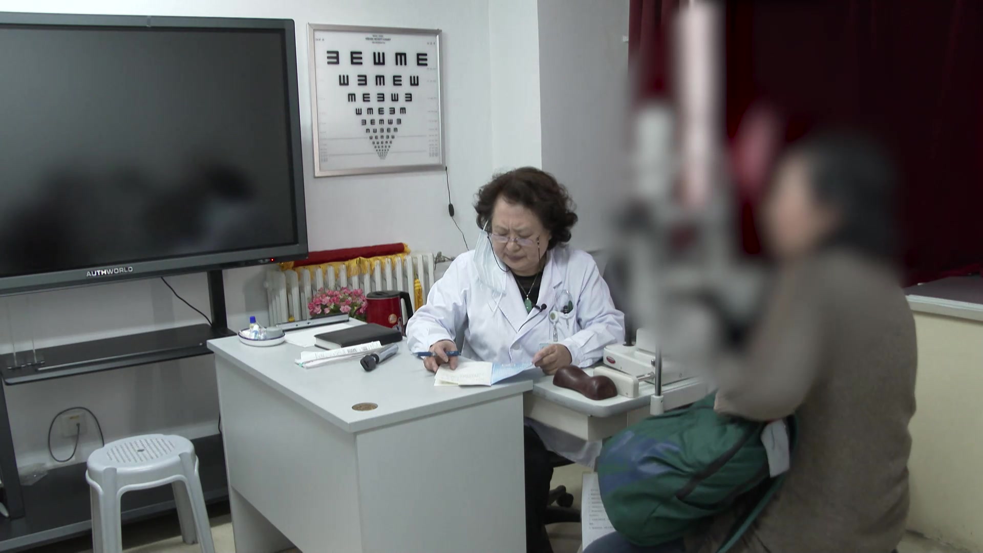暗光久视伤阴耗血：56岁女性双眼黏糊伴早期白内障的中药熏眼与内服调理