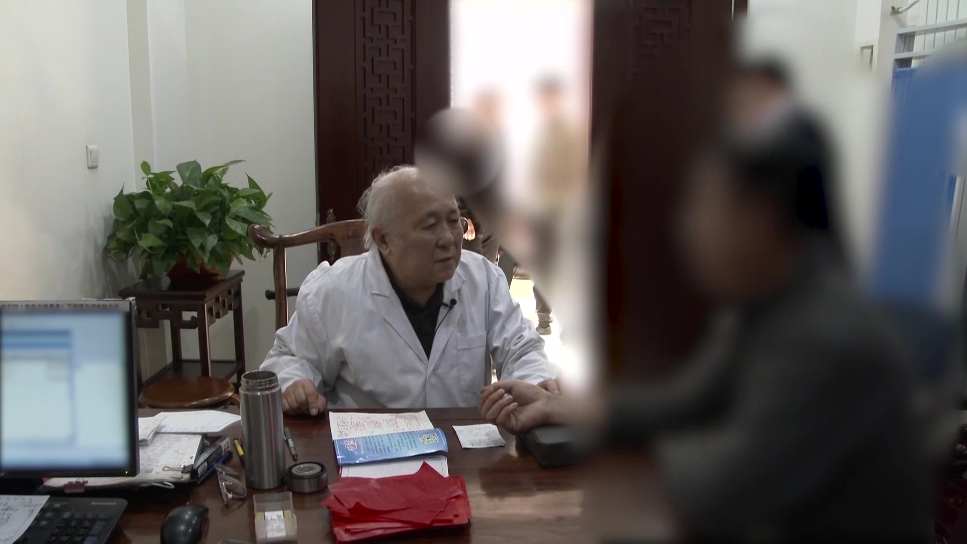 痰浊痹阻化热扰心：48岁冠心病胸憋缓解后目黑心慌的问诊鉴别