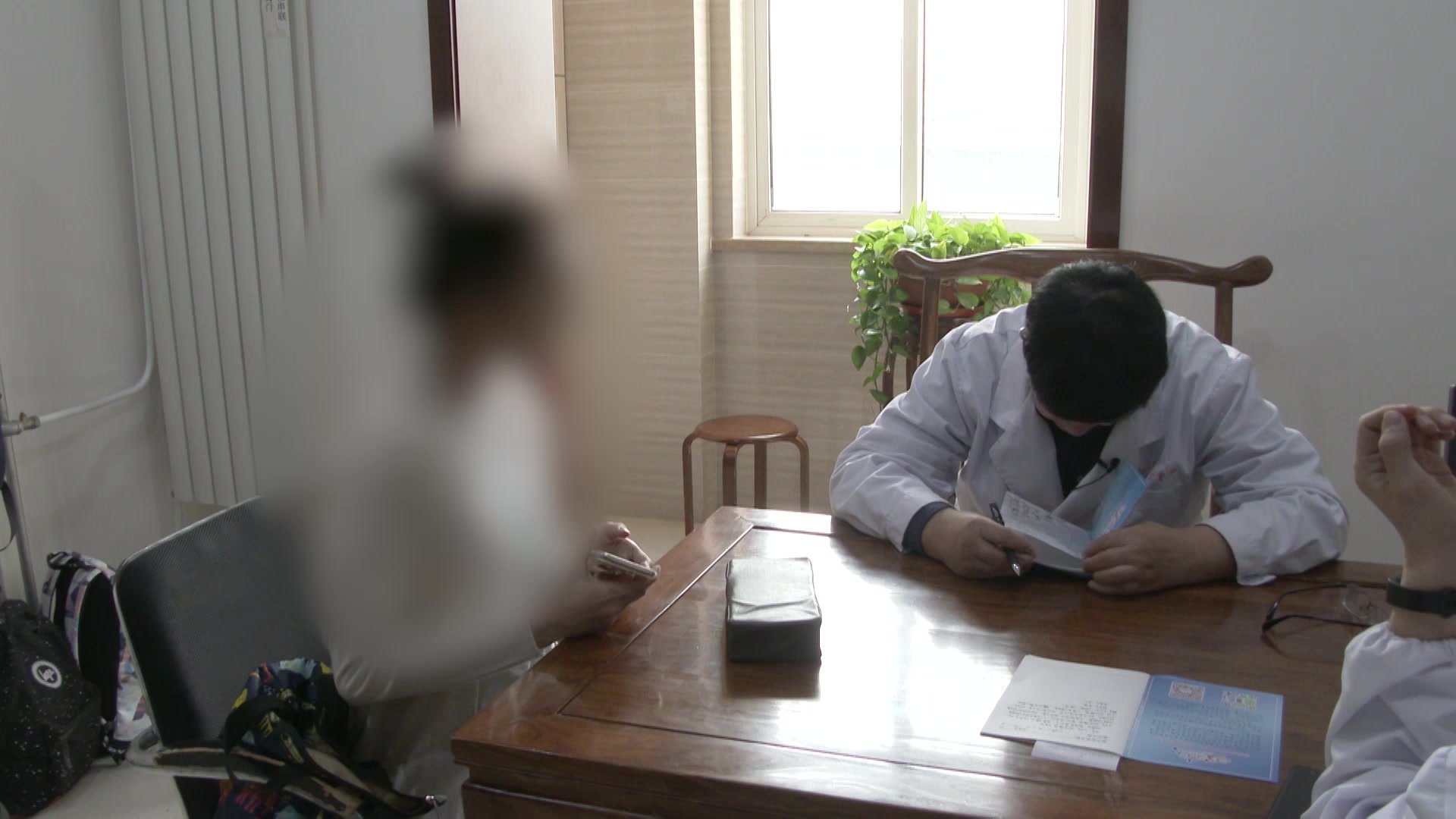肝火扰心热盛伤阴：32岁女性失眠伴皮疹的清肝泻火解毒法