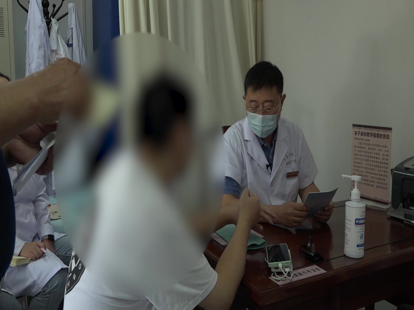 阴虚湿热内蕴：20岁男生眉毛白斑1月余之滋阴清热控扩散法