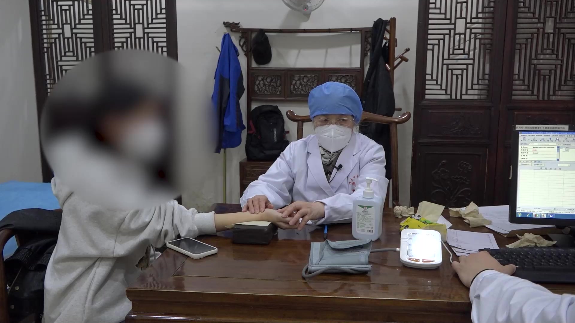 肝气不舒脾胃虚弱：18岁女生月经后期伴手部皮肤问题的疏肝健脾调经法
