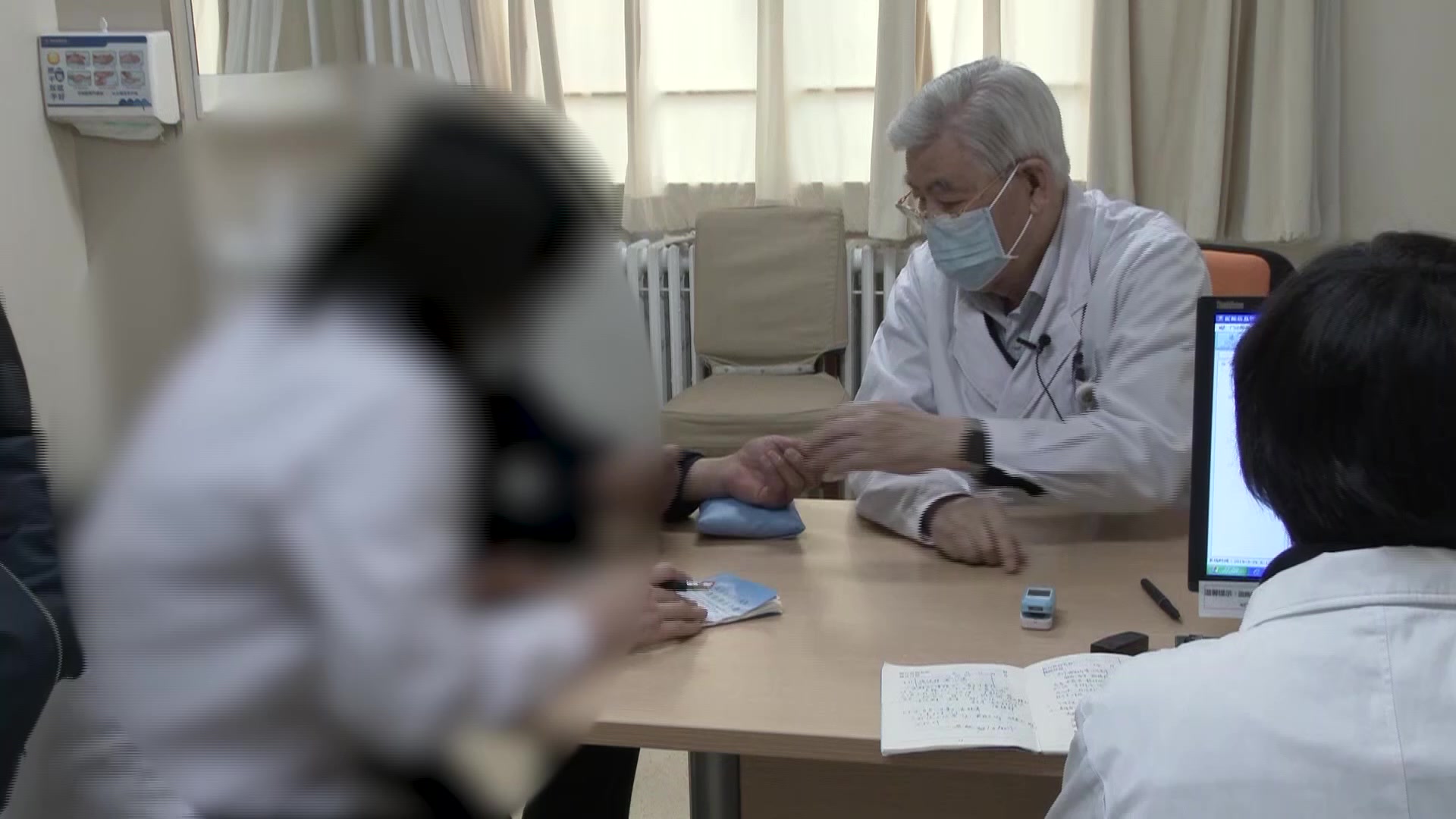 脾胃虚弱湿浊内蕴：60岁男性萎缩性胃炎烧心反酸的健脾化湿调治