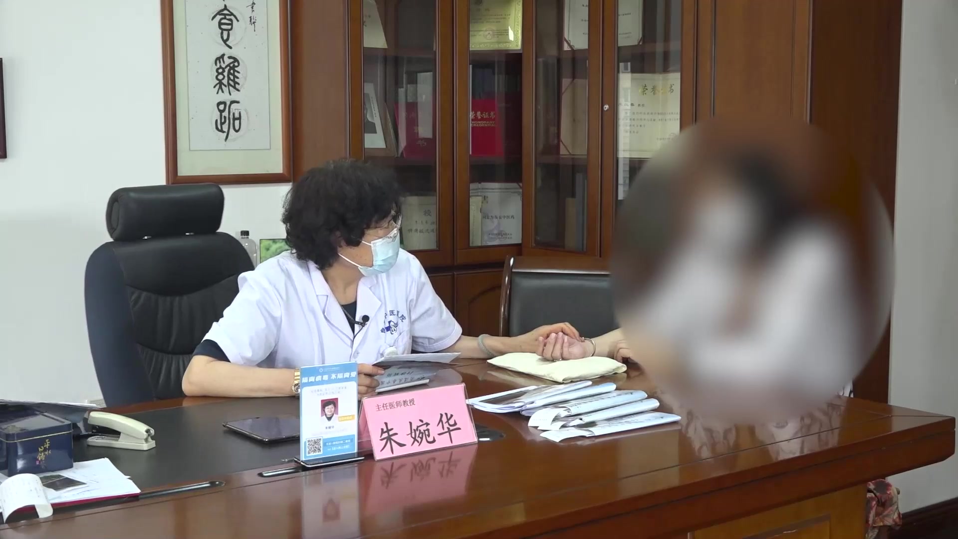 风热犯肺，痰湿内阻：63岁肺癌术后咳嗽眼充血的中医标本兼治