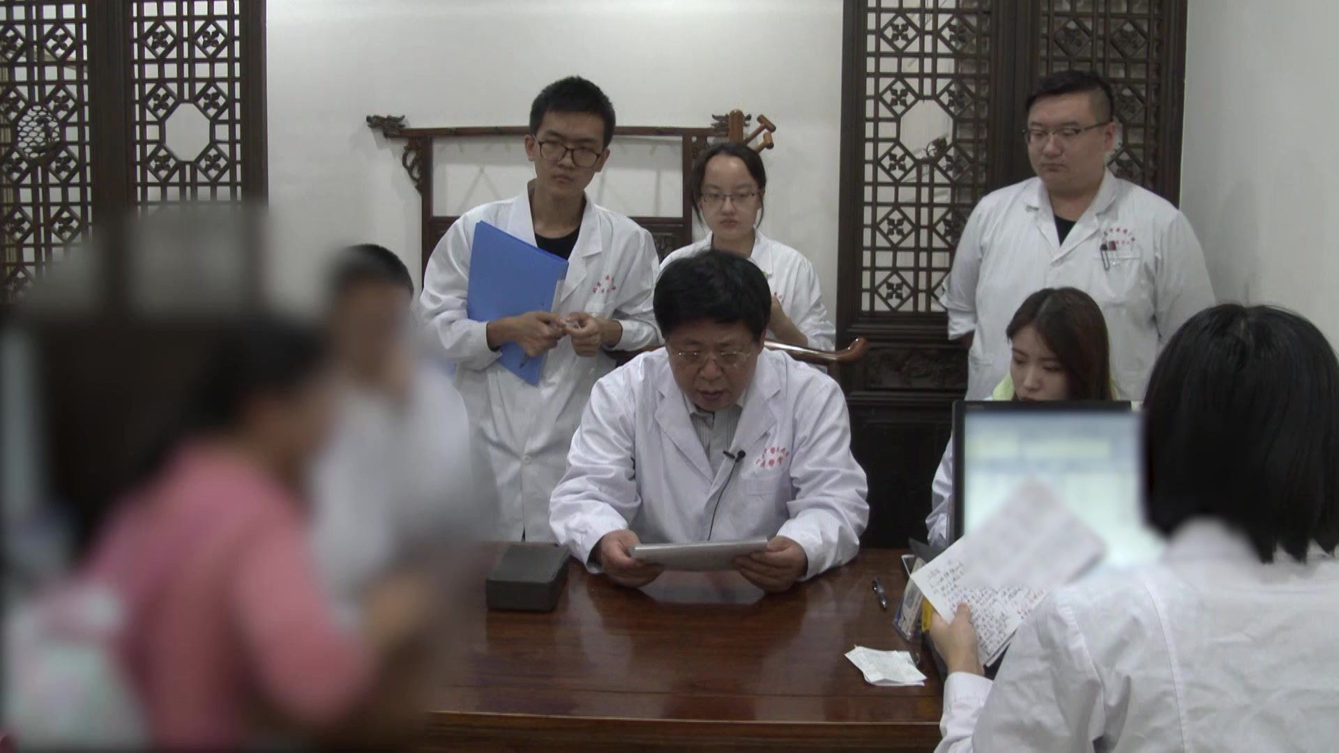 气血不足：35岁产后女性手部汗疱疹加重伴月经量少的益气养血温经法