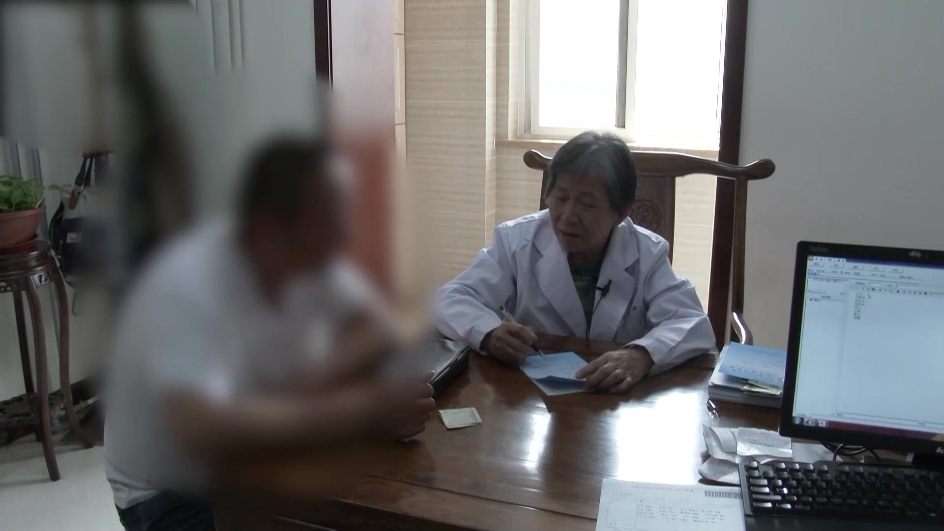 肾虚湿热痹阻：36岁强直性脊柱炎腰臀痛的中药与功能锻炼并重