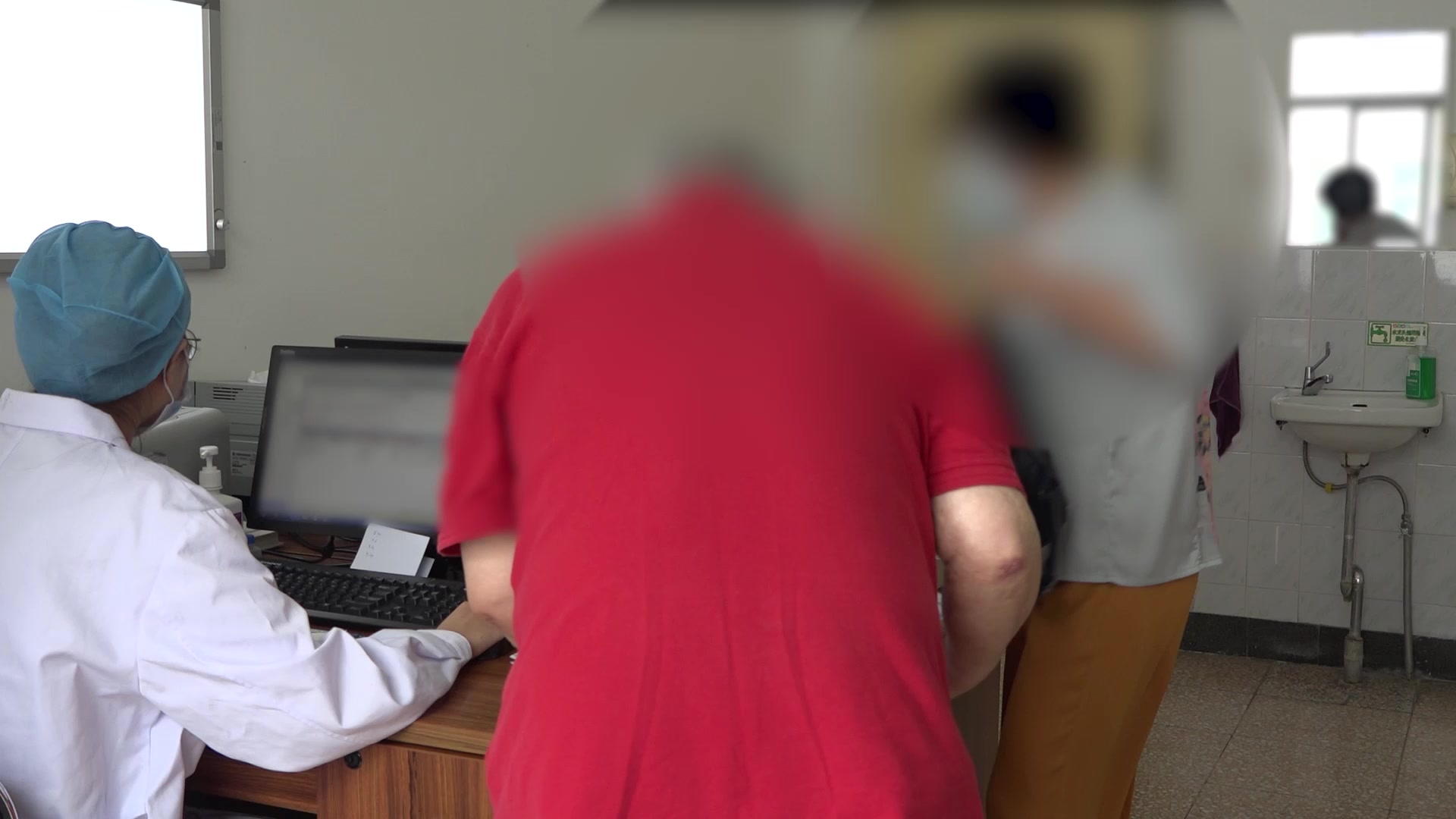 心脉瘀阻痰湿内蕴：56岁女性胸闷气短伴上热下寒的活血清化痰法