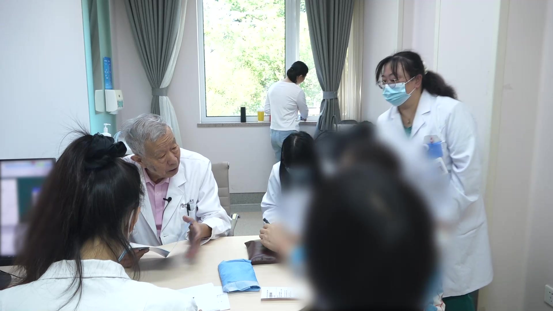 上热下寒肝胃不和：61岁冠心病胃息肉患者脚凉少腹痛的调和寒热法