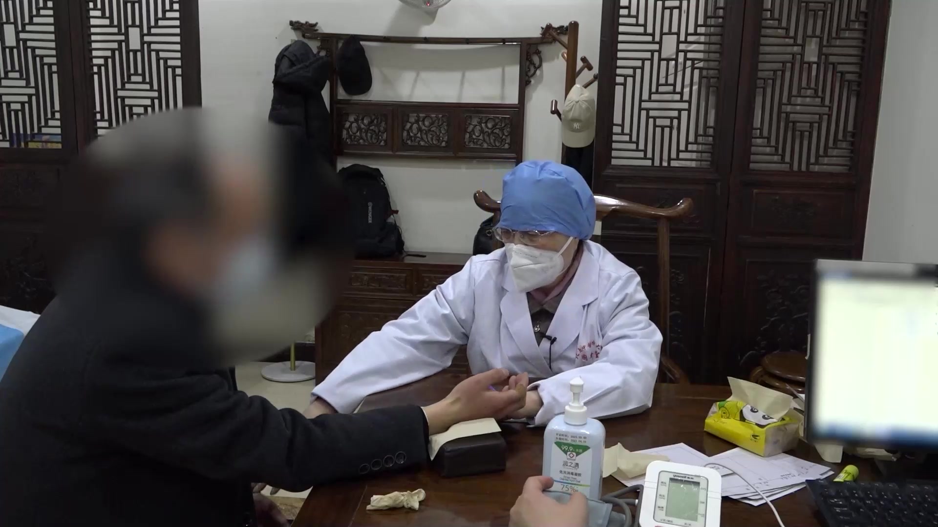 肝胃不和气郁化热：56岁男性胃胀肠鸣便秘伴失眠的疏肝和胃法