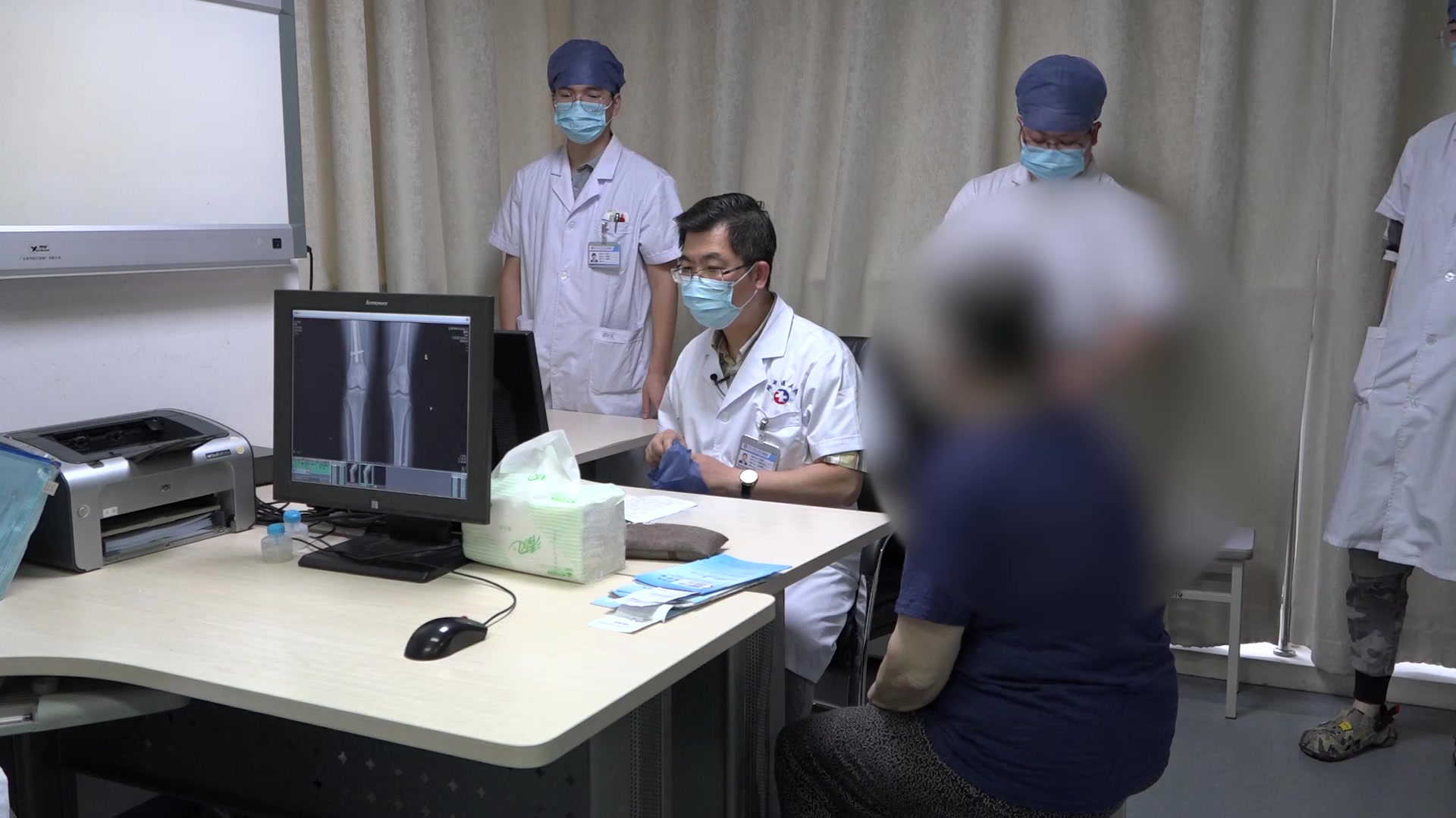 气滞血瘀证：71岁膝痹患者膝关节外翻力线不正的保守治疗与手术选择