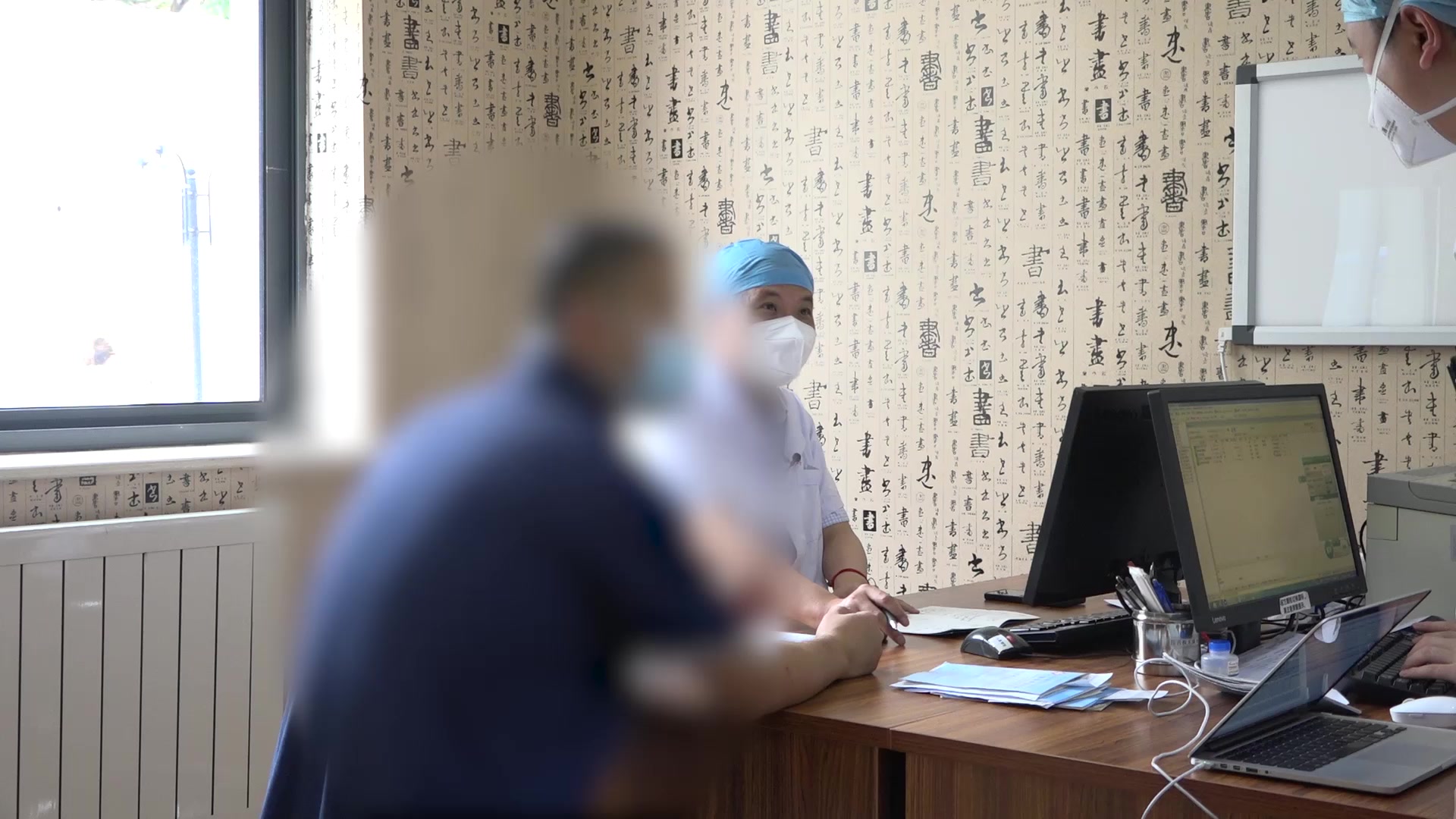 脾虚湿热下注：40岁男性溃结患者大便粘腻挂壁的祛湿清热法