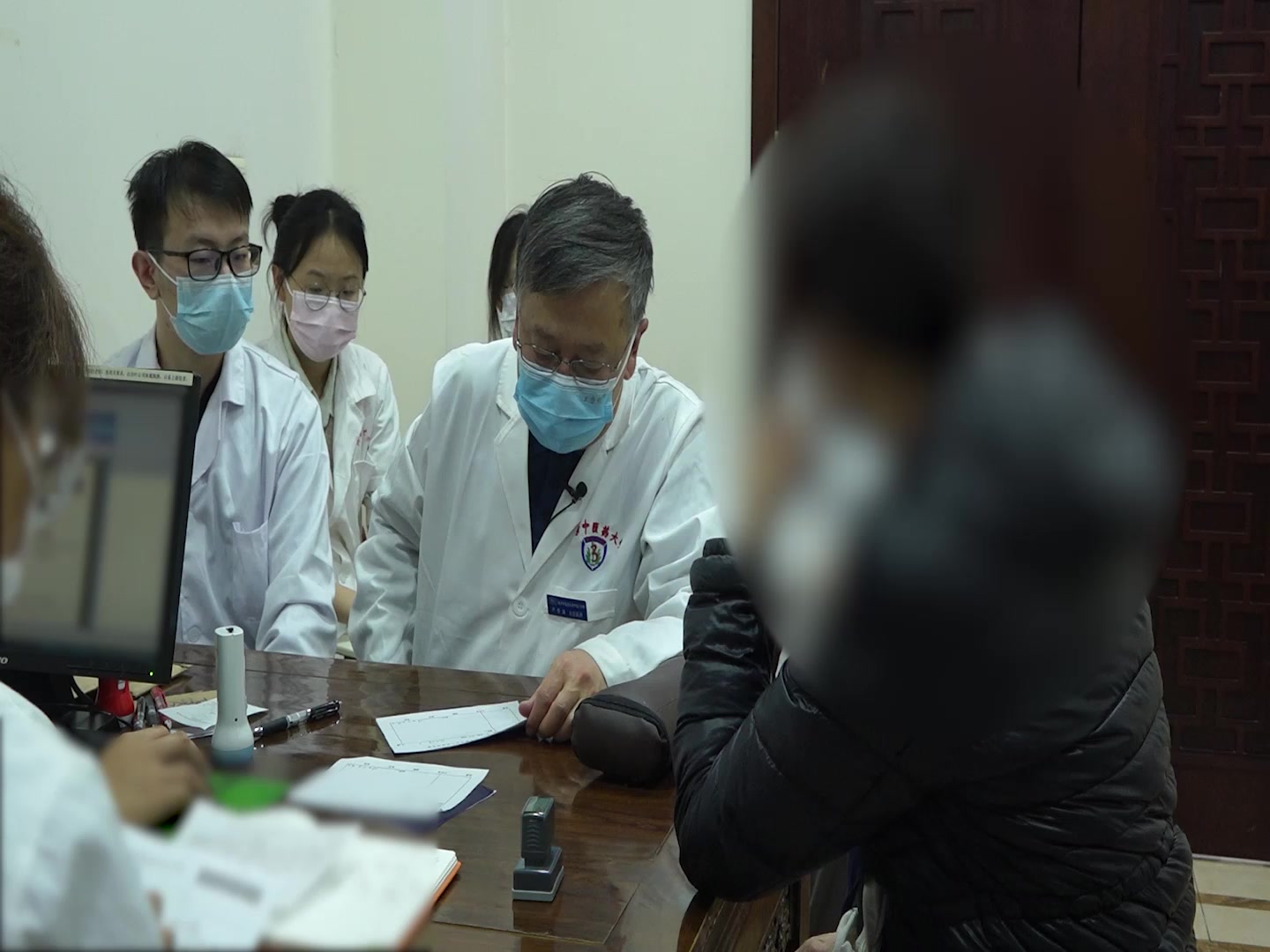 痰热壅肺：52岁女性咳嗽失音伴块状黄痰的清热化痰开音法