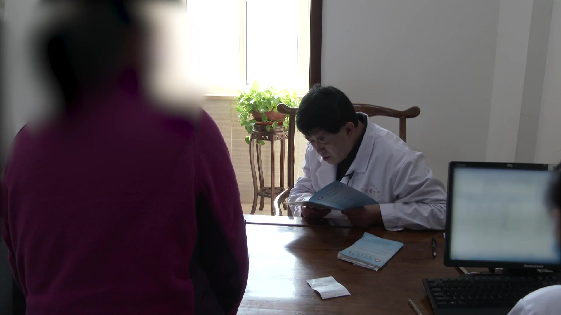肝郁肾虚、痰气互结：69岁男性郁病复发伴咽异感症与踝痛的综合调治