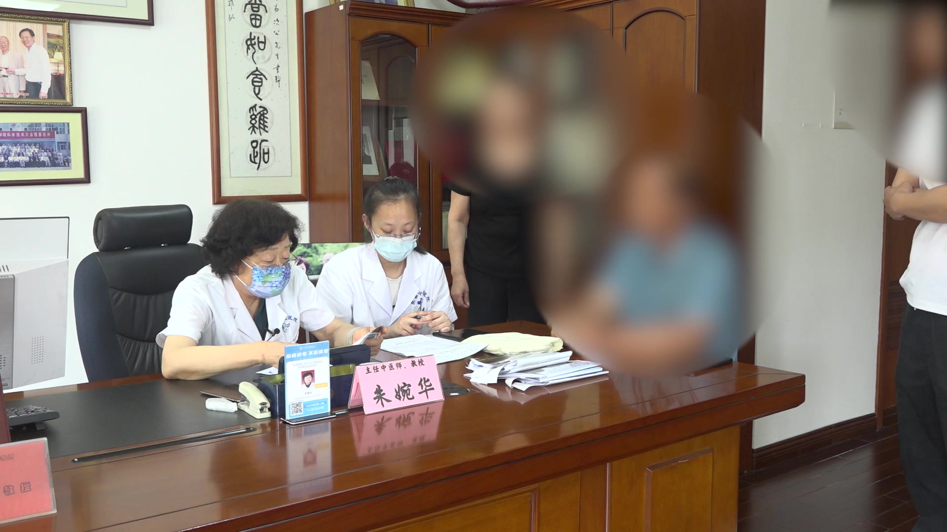 气阴两虚虚阳上亢：61岁肺癌患者手僵疼痛的中药熏蒸排毒法