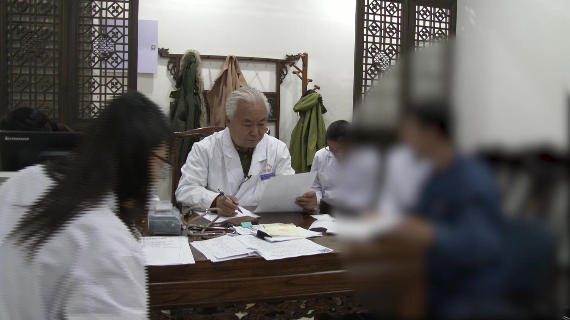 脾虚寒热错杂：49岁男性胃痛加重口苦口臭的温清并调法