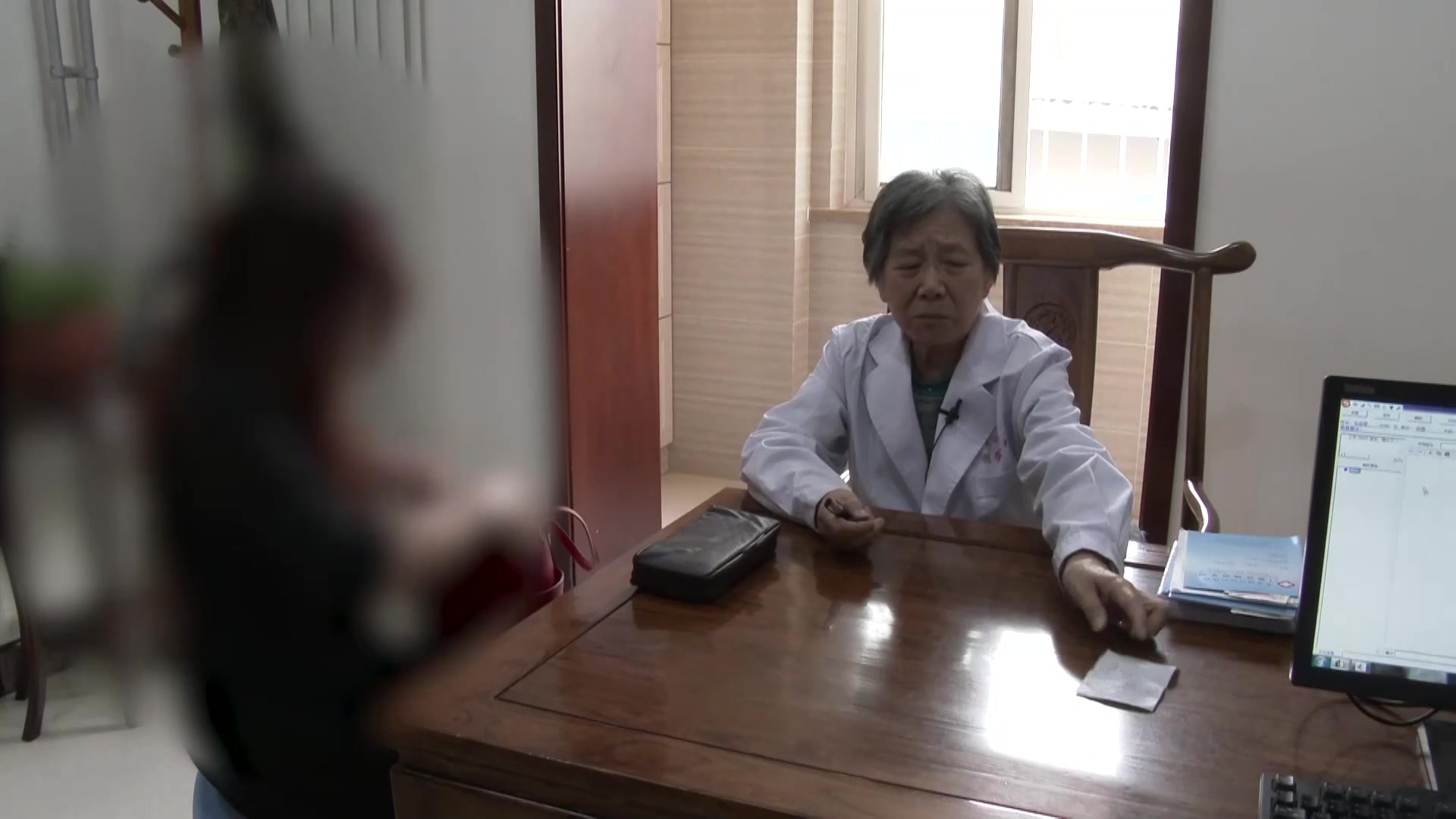 湿热痹阻，津不上承：53岁女性干燥综合征伴多关节痛的中药清热利湿通络法