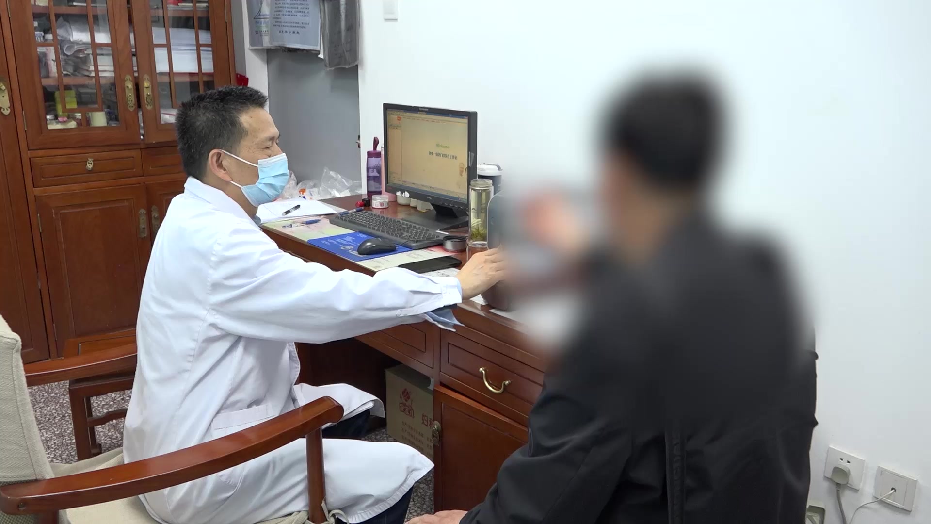 肝郁气滞化火：40岁男性右上腹坠胀失眠的针灸刺络放血治疗
