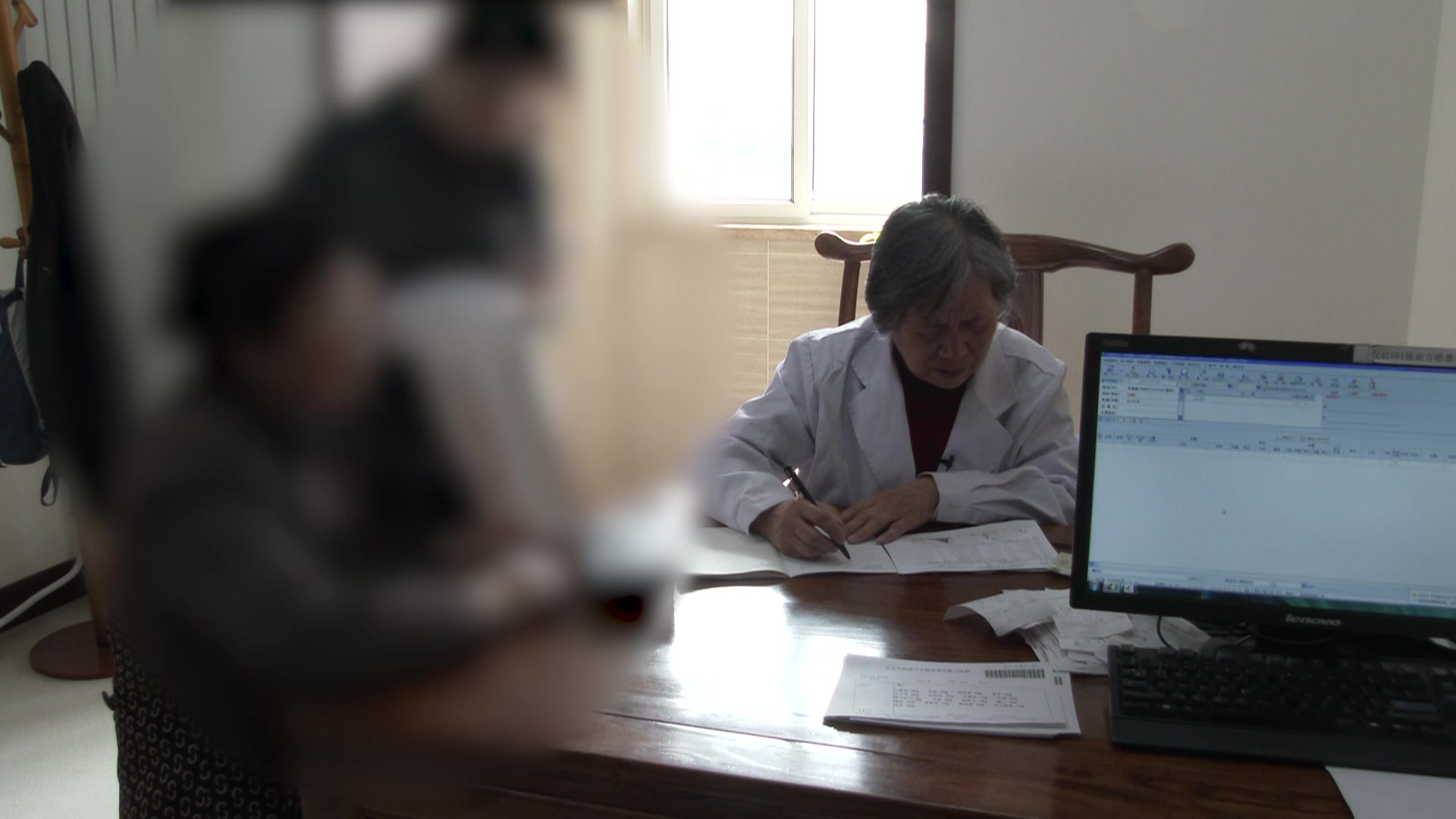 阴虚津亏证：73岁女性口干眼干失眠伴手抖的中医四诊与鉴别诊断