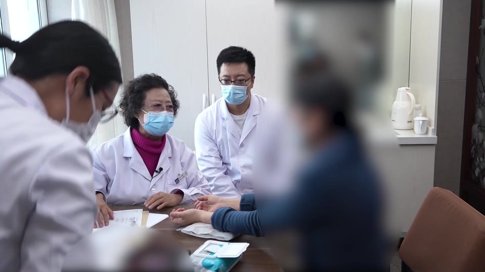 三焦气机不利风寒束表：57岁女性感冒后腰冰冷的解表调气法