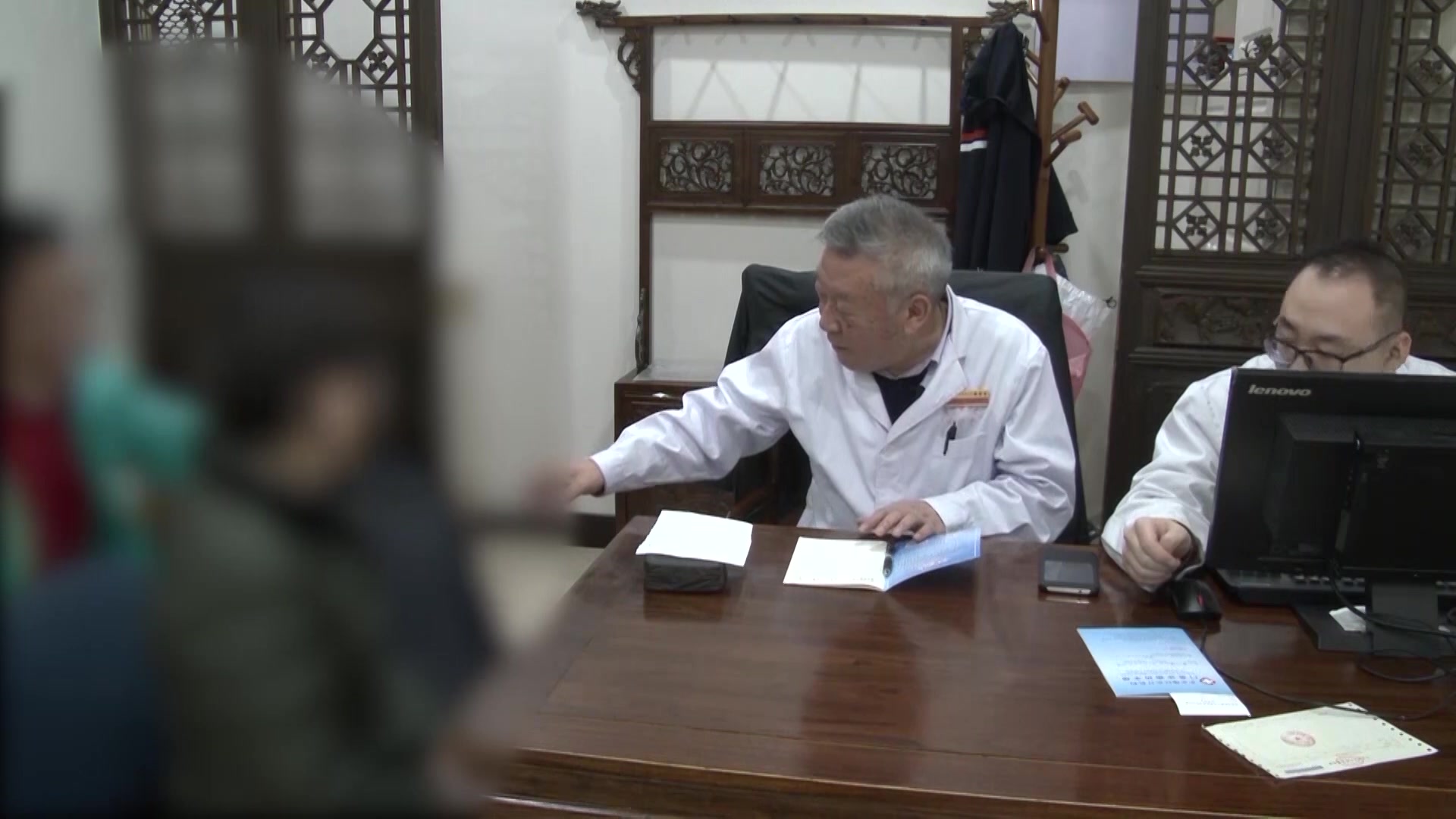 湿热内蕴：55岁女性卵巢肿物术后疑似胃癌转移的中医调理思路