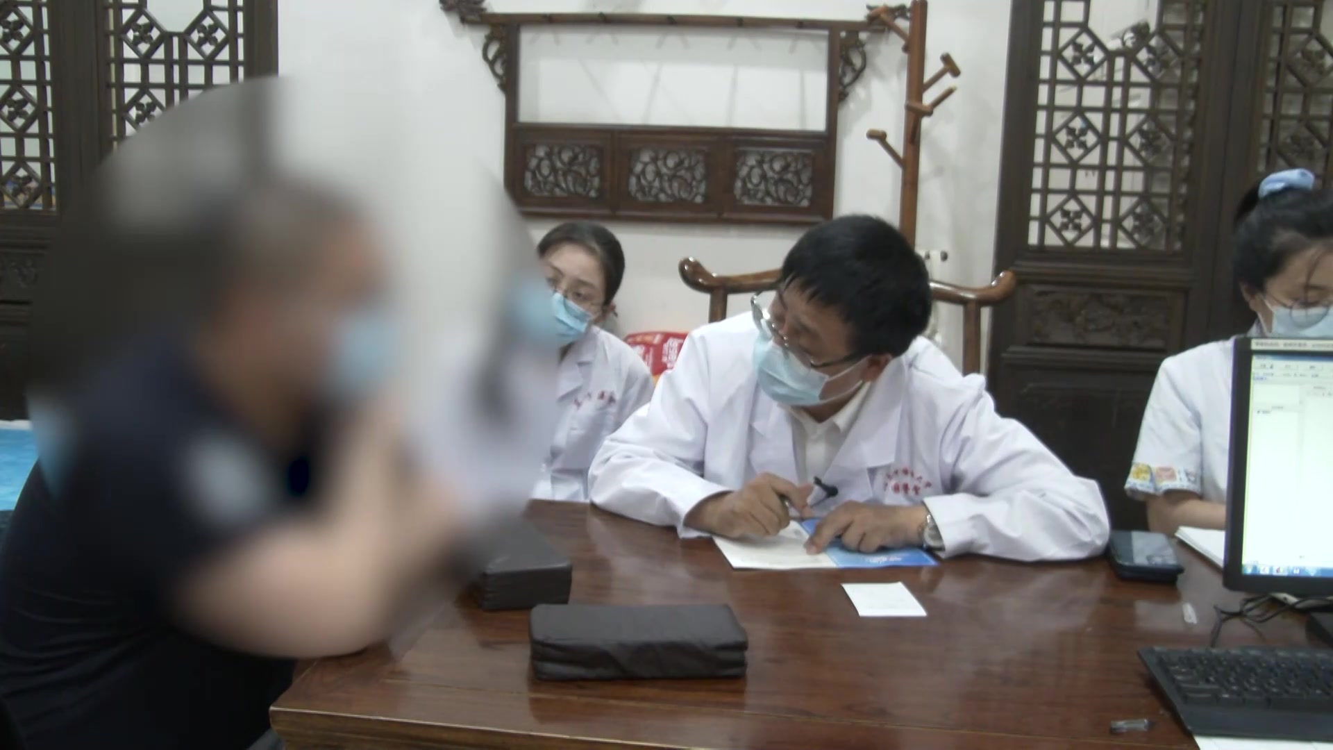 湿热内蕴证：21岁男性痤疮毛囊炎伴肥胖的清热利湿法