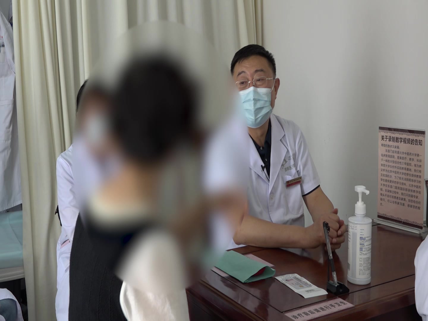 血热内盛，肝气郁结：41岁女性慢性荨麻疹伴失眠的清热凉血疏肝法