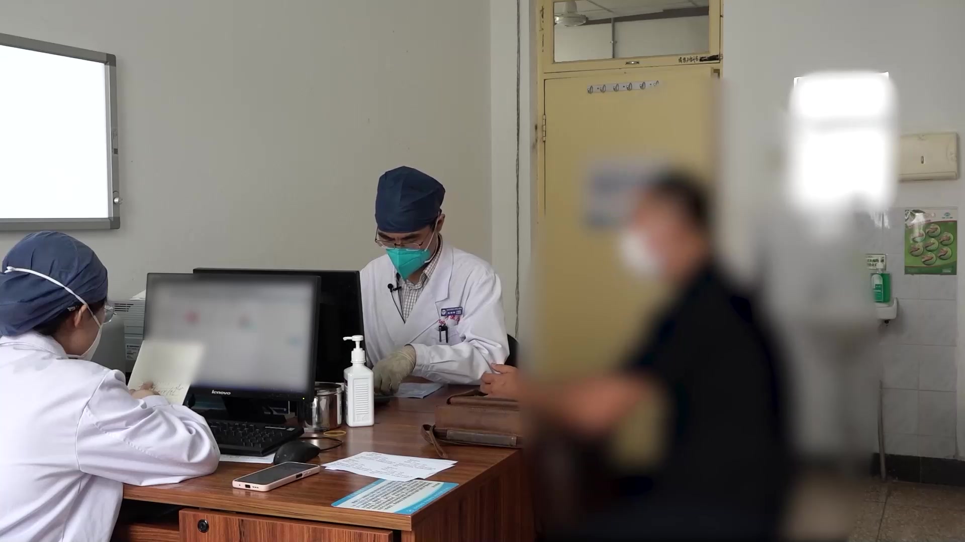 湿热瘀阻胸痹：52岁男性复诊腹胀的健脾祛湿加减法