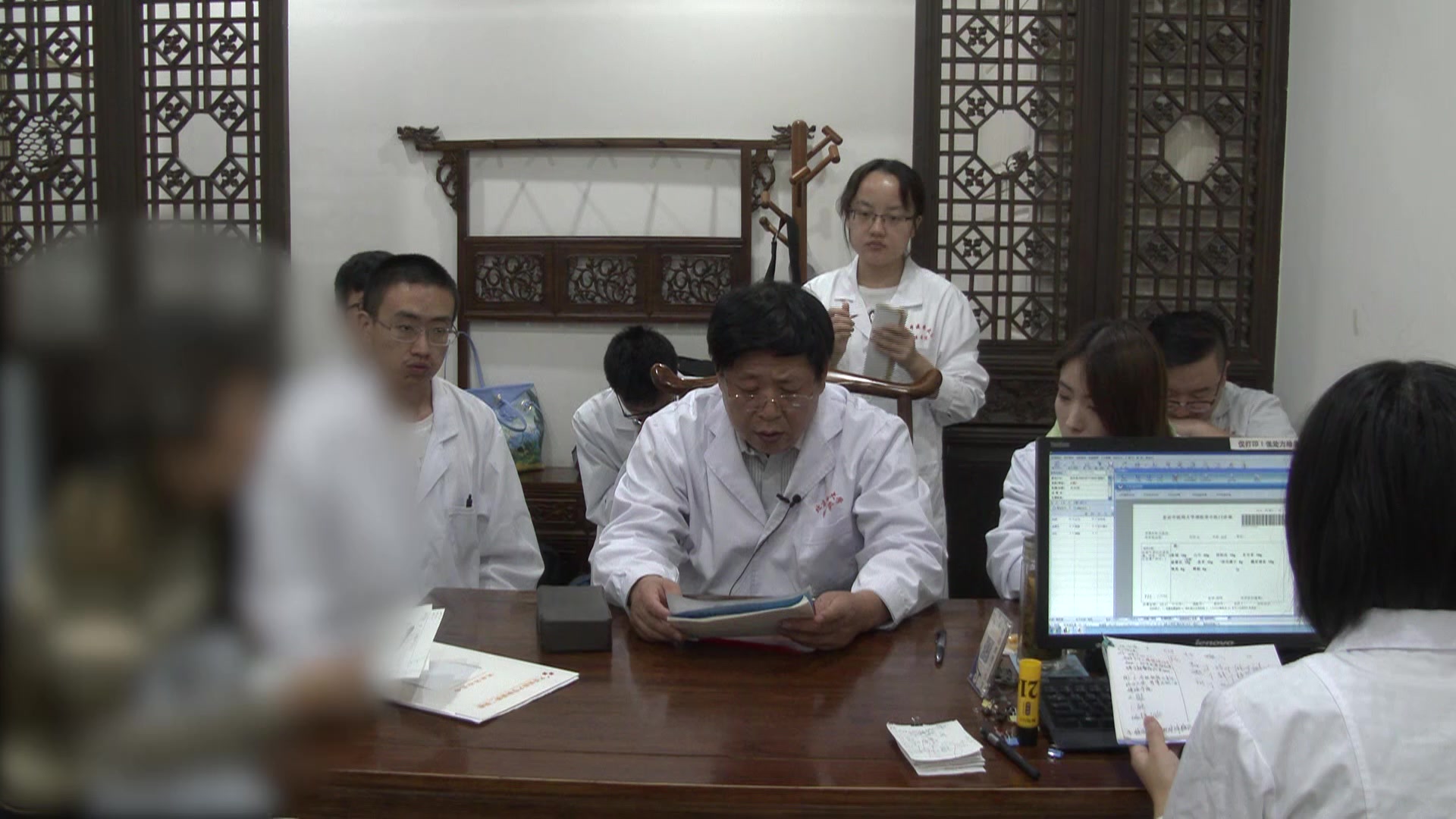脾虚湿盛寒热错杂：59岁术后久泻患者的半夏泻心汤辛开苦降法