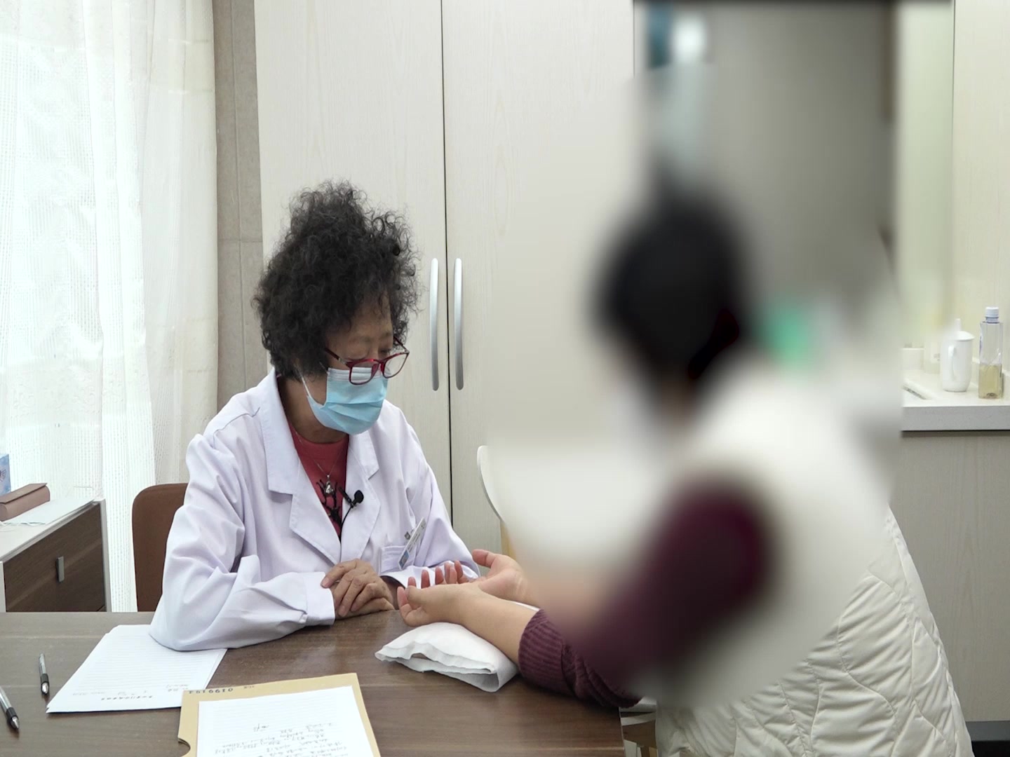 肝胆湿热证：35岁女性反复头痛口苦的栀子厚朴汤除烦治验