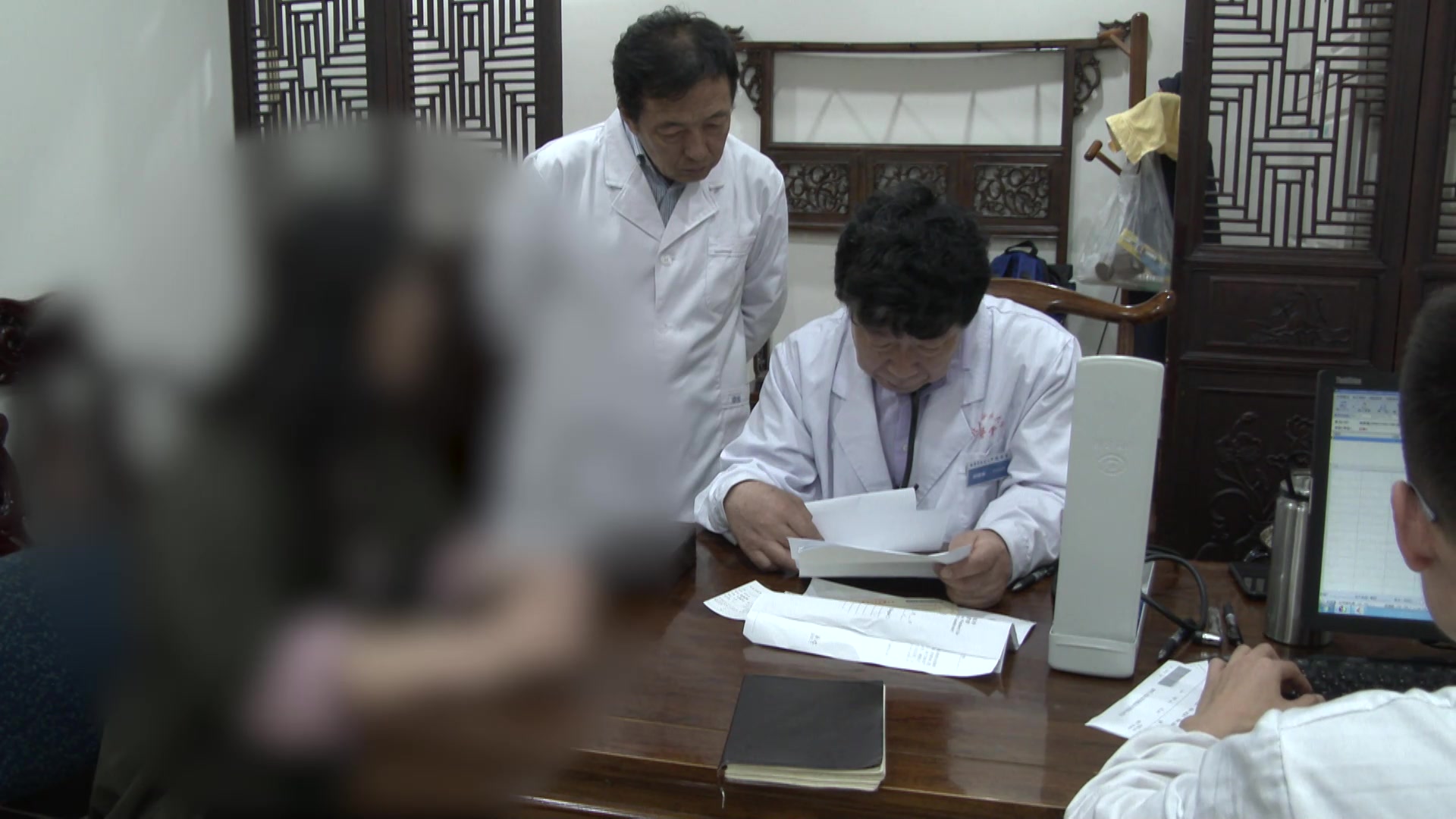 风热上扰清窍：51岁更年期女性带状疱疹后眩晕的消风散治标法