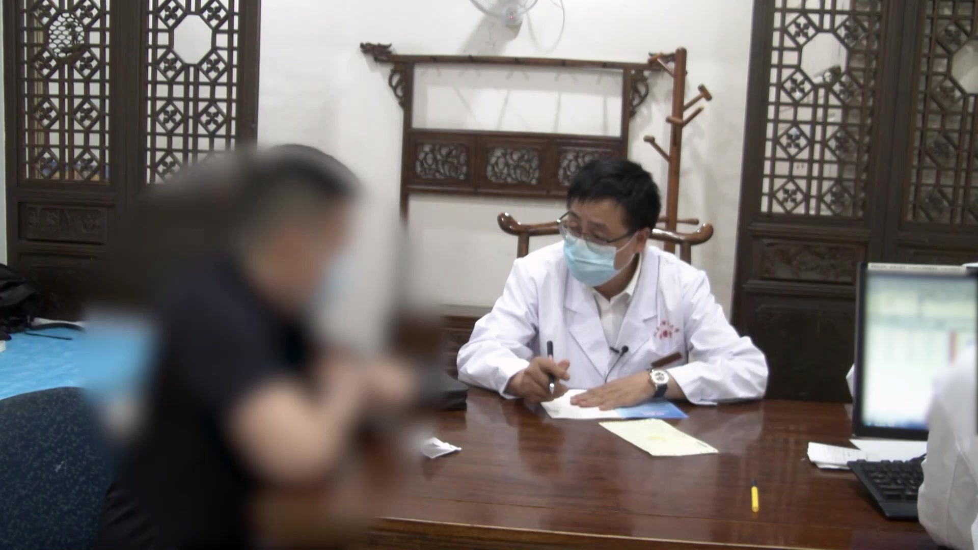 脾胃虚寒湿热内蕴：34岁男性高尿酸伴腹泻的温中健脾化湿法