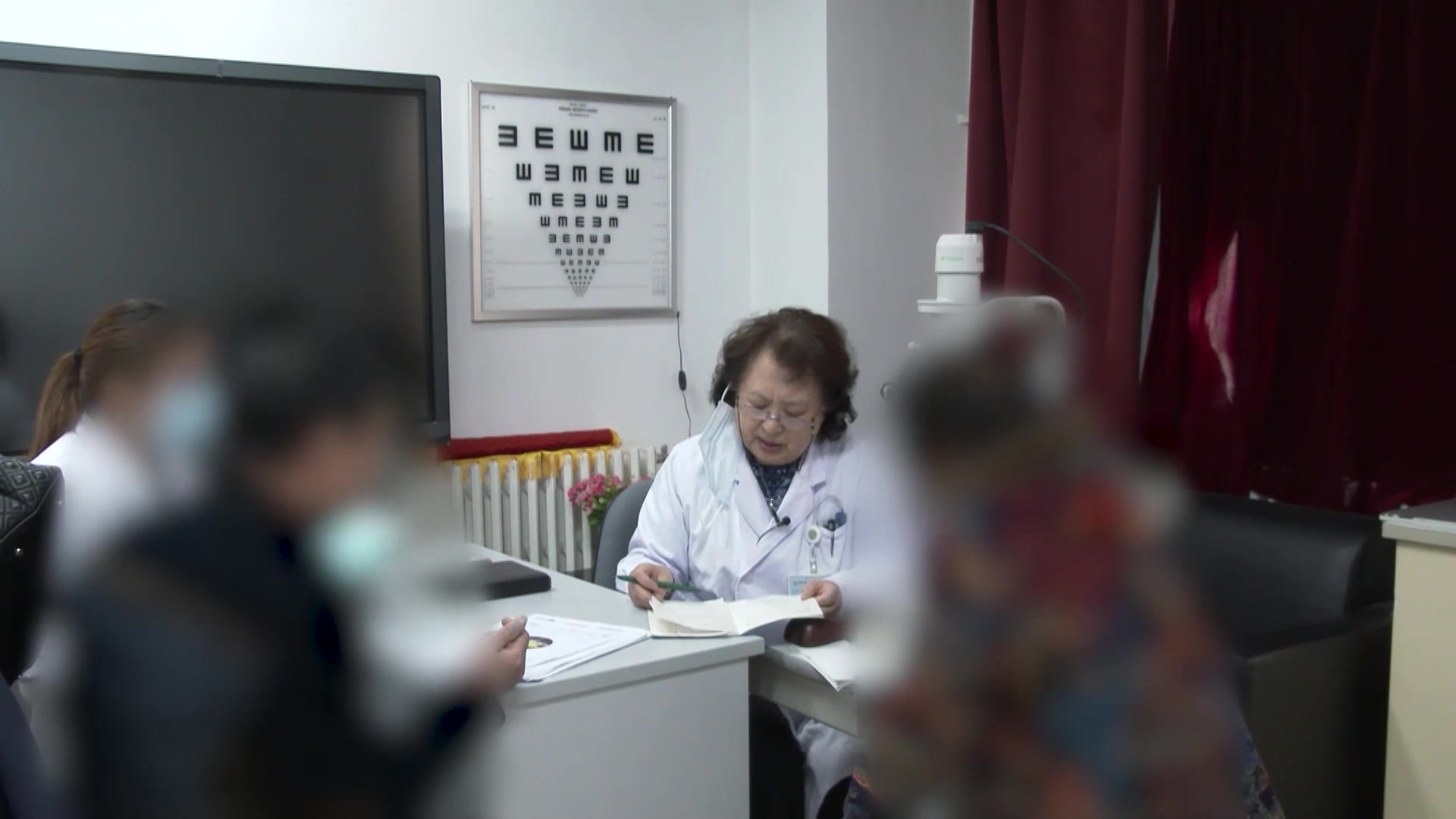 肝肾亏虚目络瘀阻：55岁女性视网膜血管炎视力下降的中西结合诊治